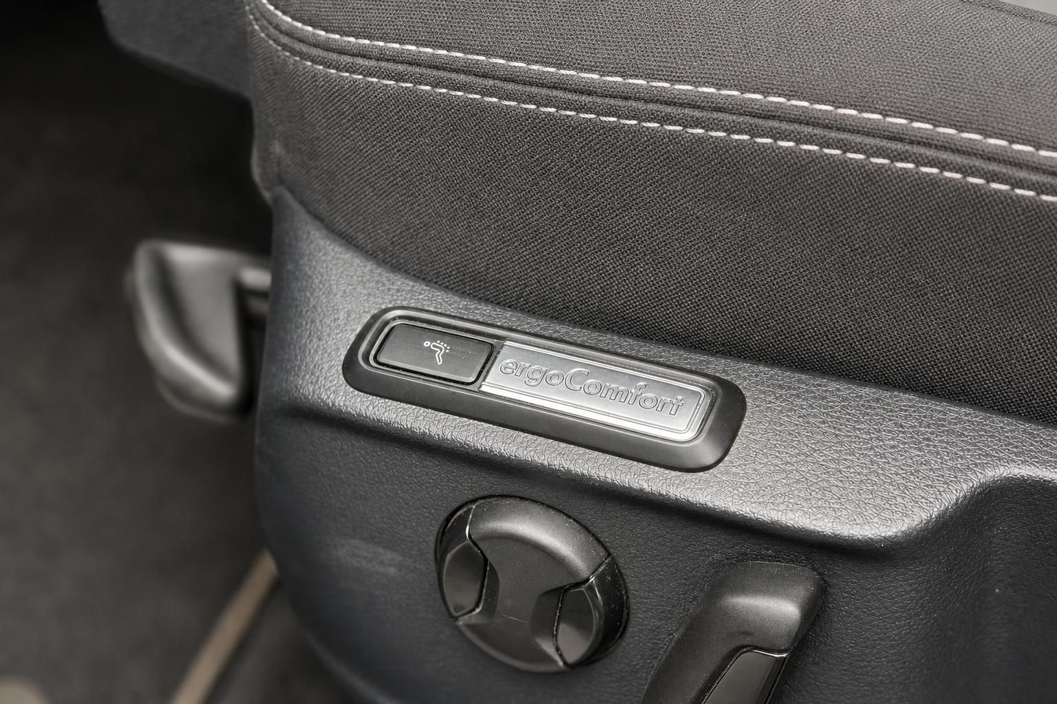 VW Sitzverstellung ergoComfort Detail im Fahrzeuginnenraum
