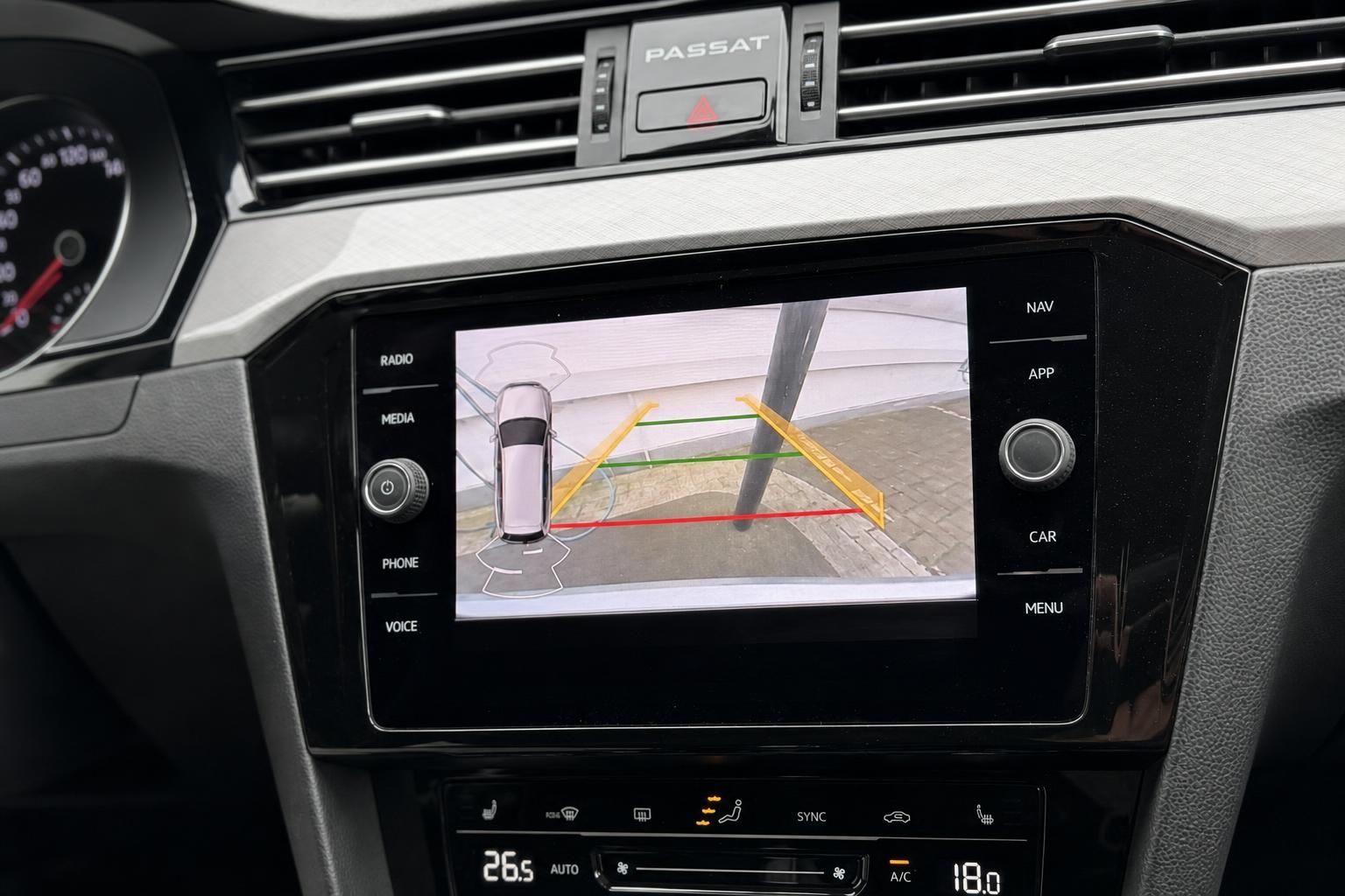 VW Passat Infotainment mit Rückfahrkamera und Einparkhilfe