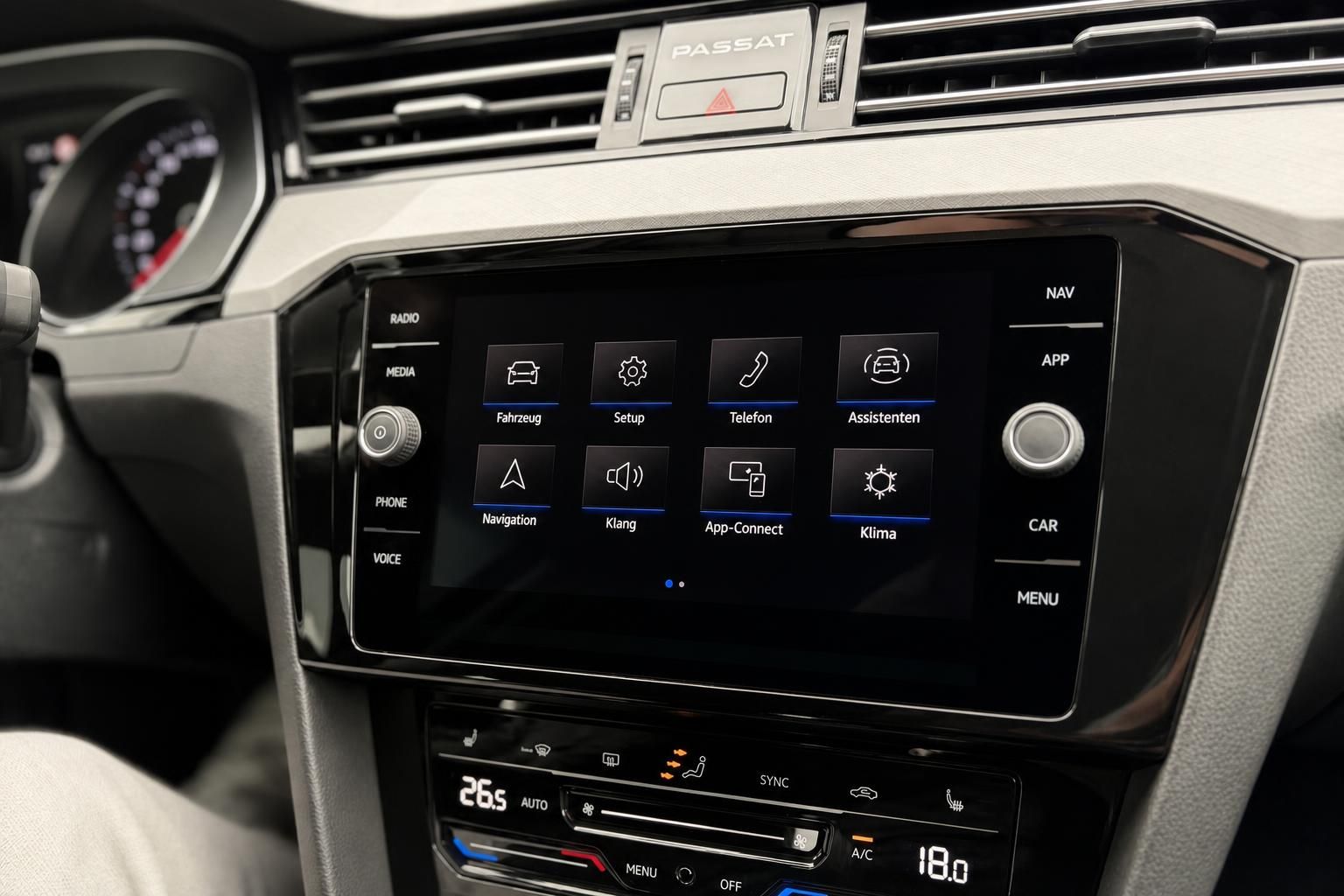 VW Passat Touchscreen Menü mit Navigation und Klimaeinstellungen