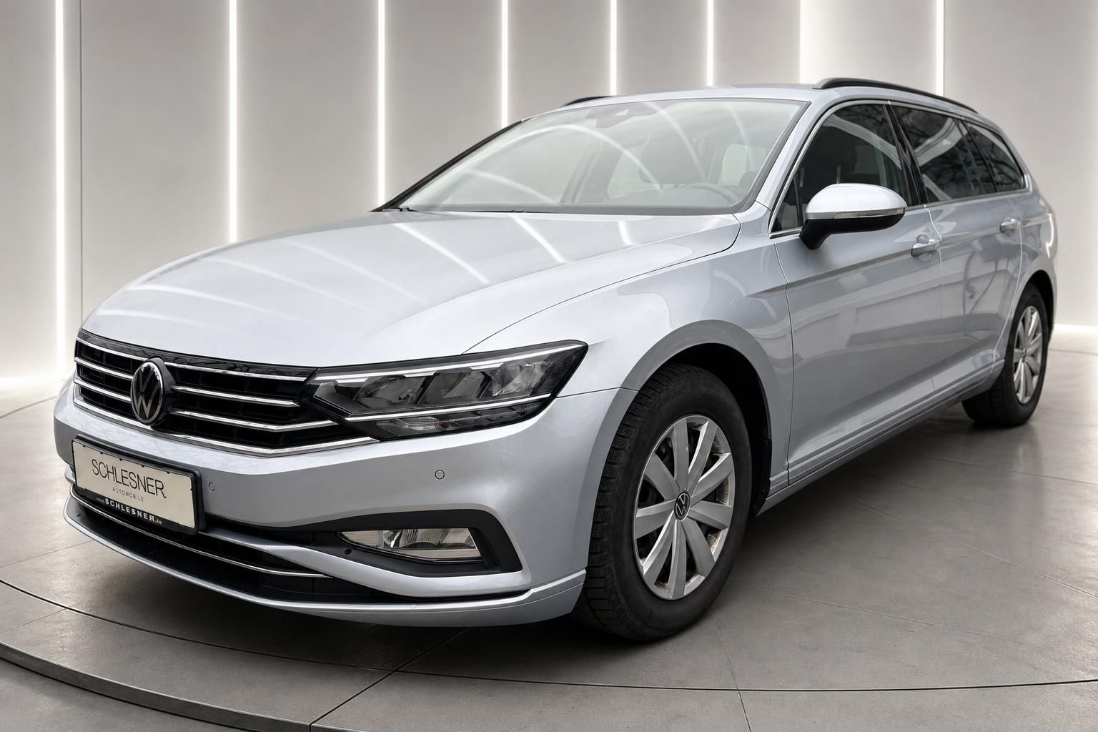 VW Passat Variant silber Frontansicht schraeg im Showroom