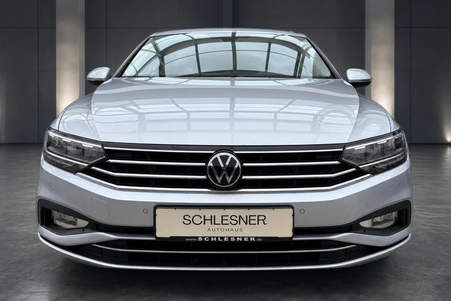 VW Passat silber Frontansicht mit Kennzeichenhalter Schlesner