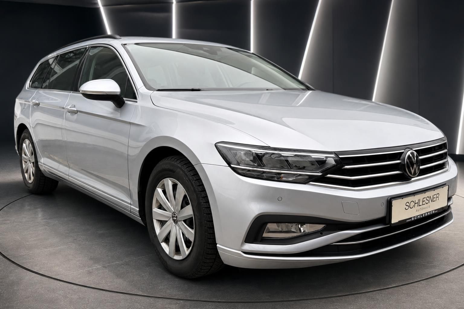 VW Passat Variant silber Frontansicht seitlich im Autohaus