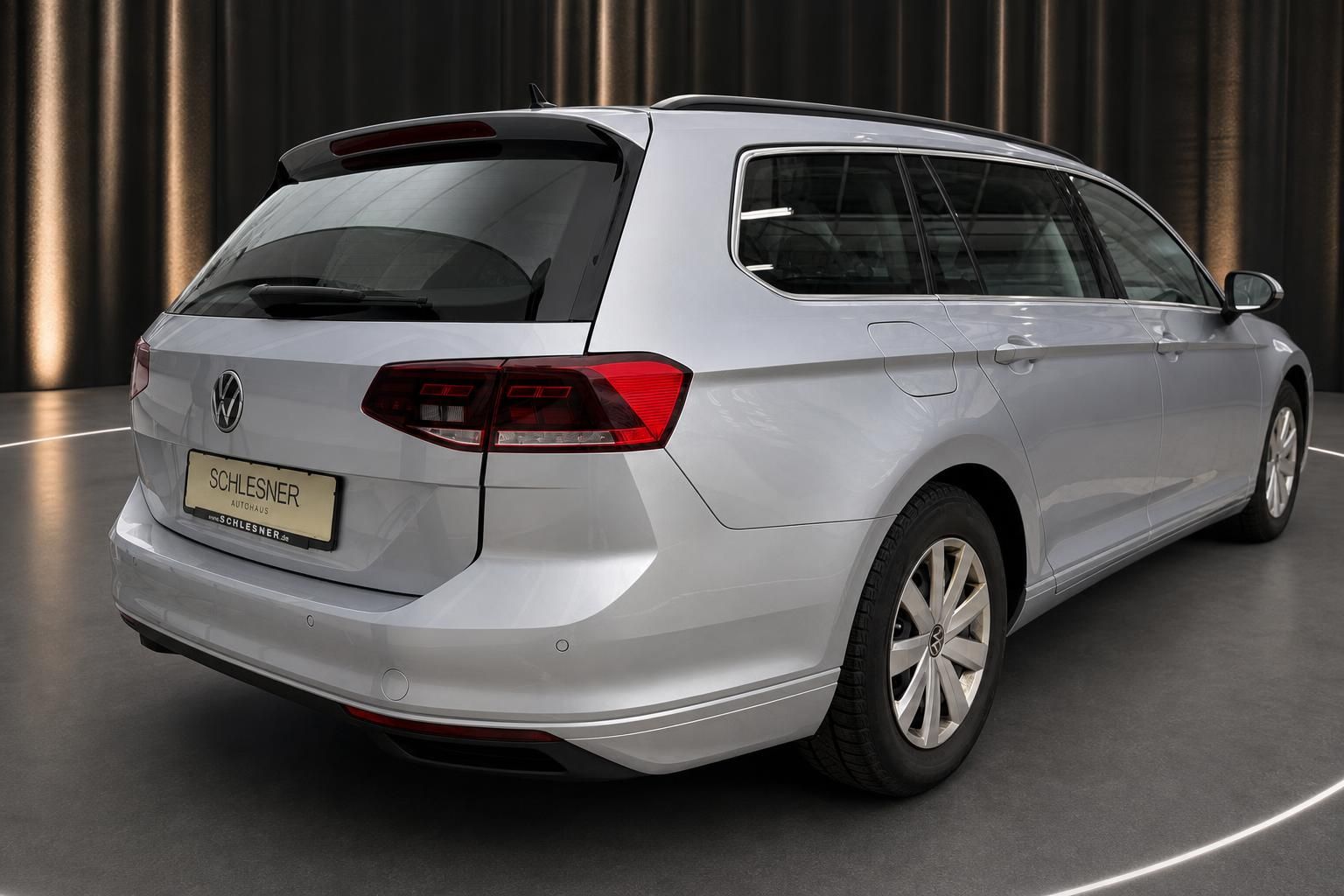 VW Passat Variant silber Heckansicht seitlich im Studio