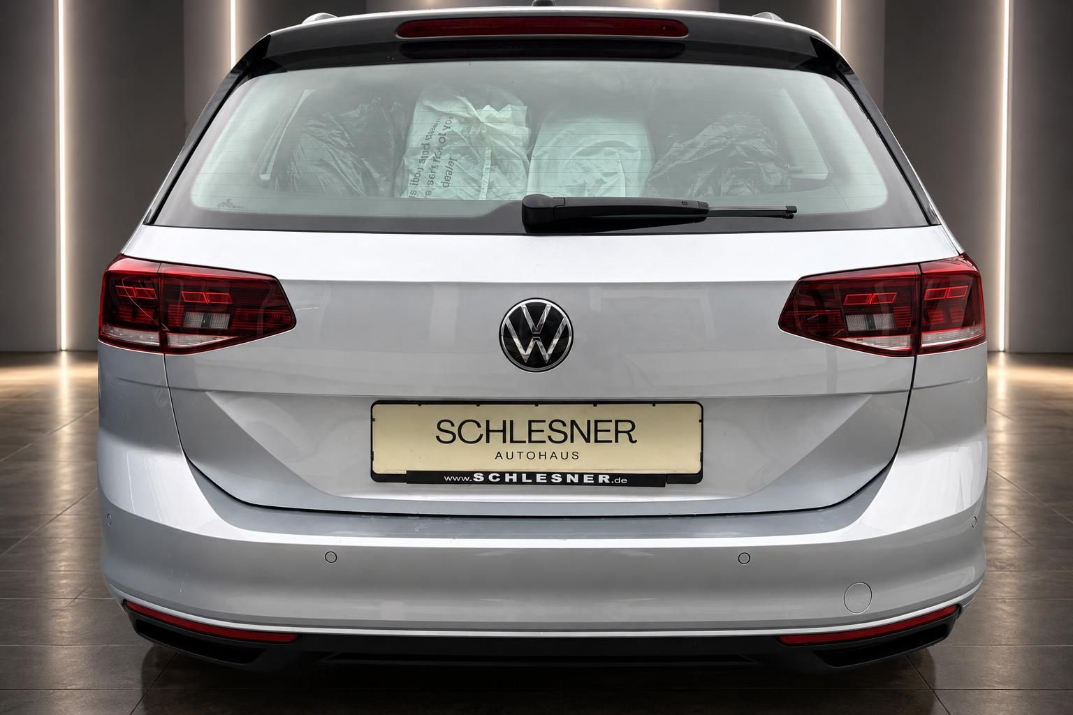 VW Passat Variant silber Heckansicht mit Rueckleuchten