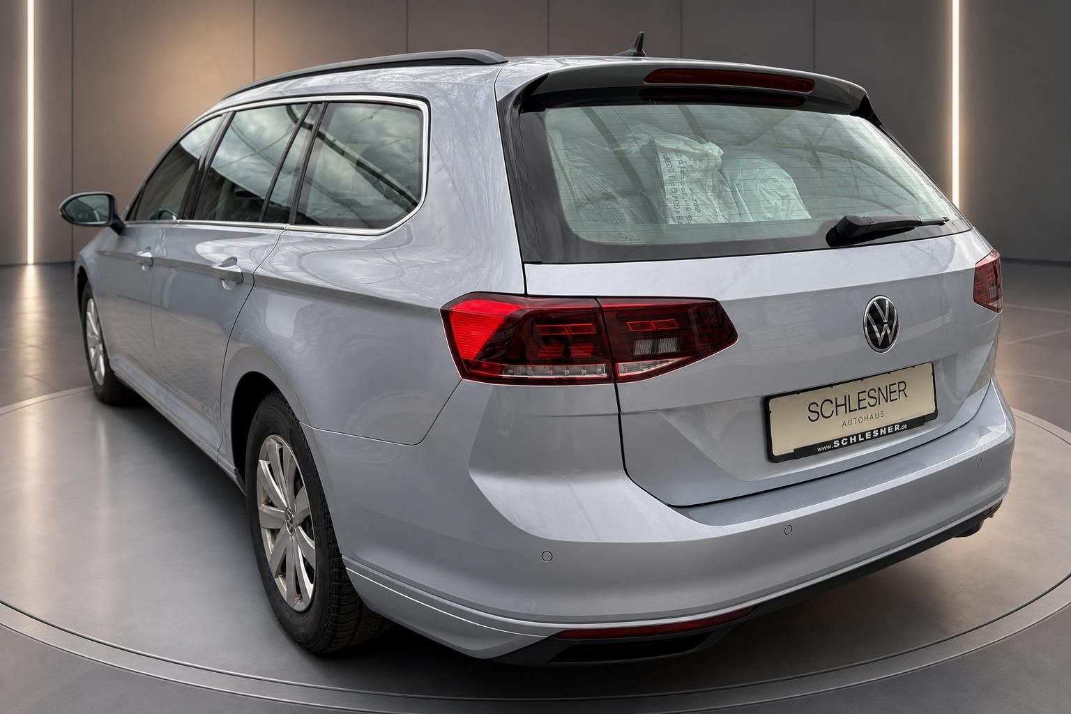 VW Passat Variant silber Heckansicht schraeg im Autohaus