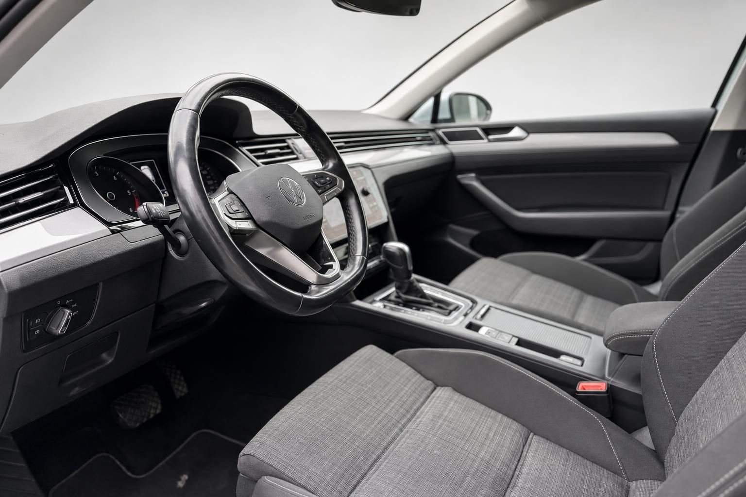 VW Passat Innenraum Cockpit mit Lenkrad und Schaltung
