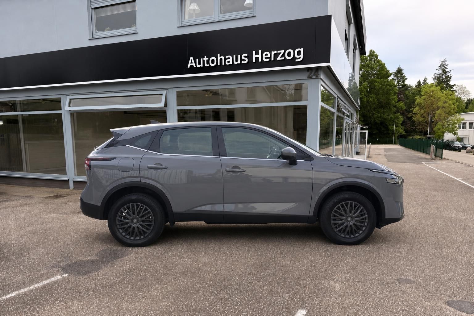 Nissan SUV grau Seitenansicht mit Profil im Autohaus-Showroom, moderne Felgen und SUV-Silhouette