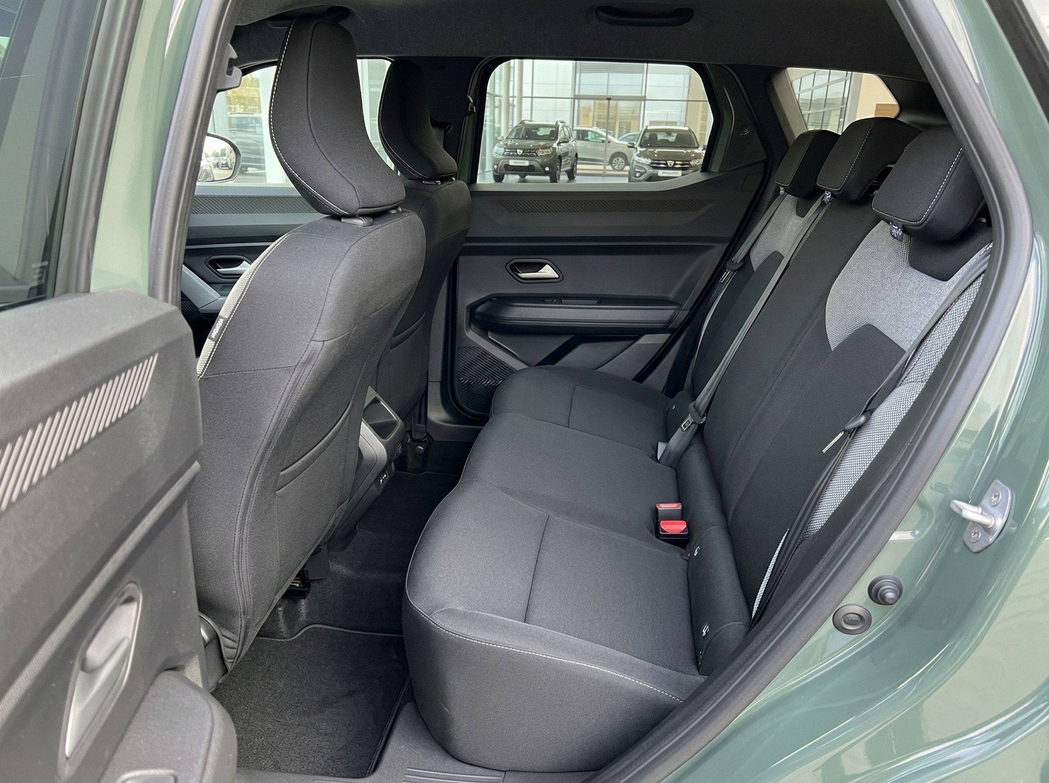 Fahrzeug Rücksitzbank mit grauen Polstern und Sicherheitsgurten