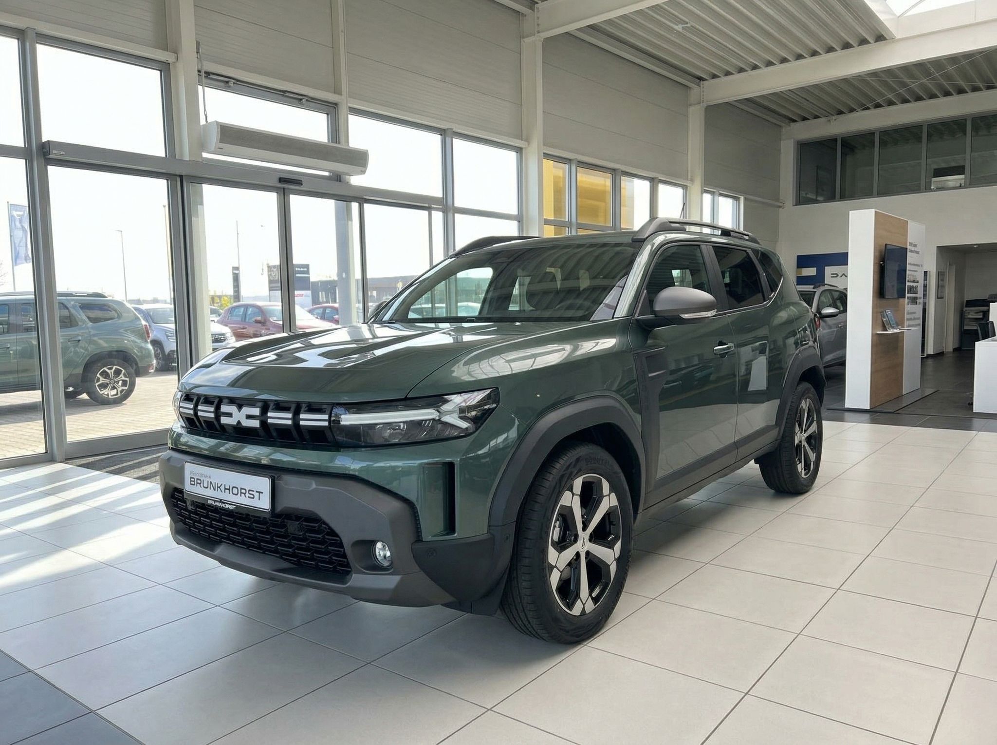Dacia Duster SUV in grün, Seitenansicht im Autohaus Showroom - modernes Crossover-Fahrzeug
