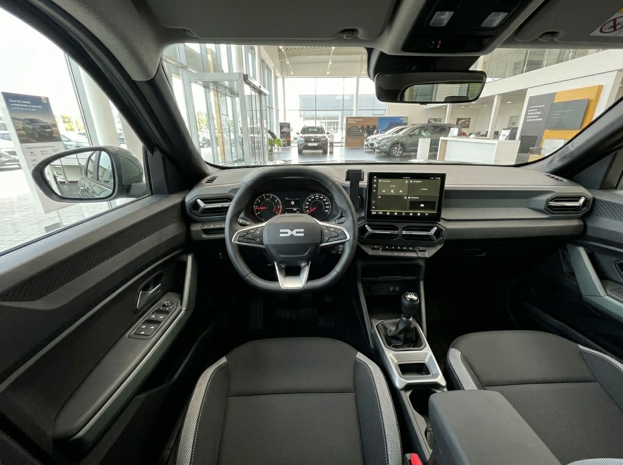 Dacia Innenraum Cockpit - Armaturenbrett, Lenkrad, Touchscreen und Sitze in grau-schwarzer Ausstattung