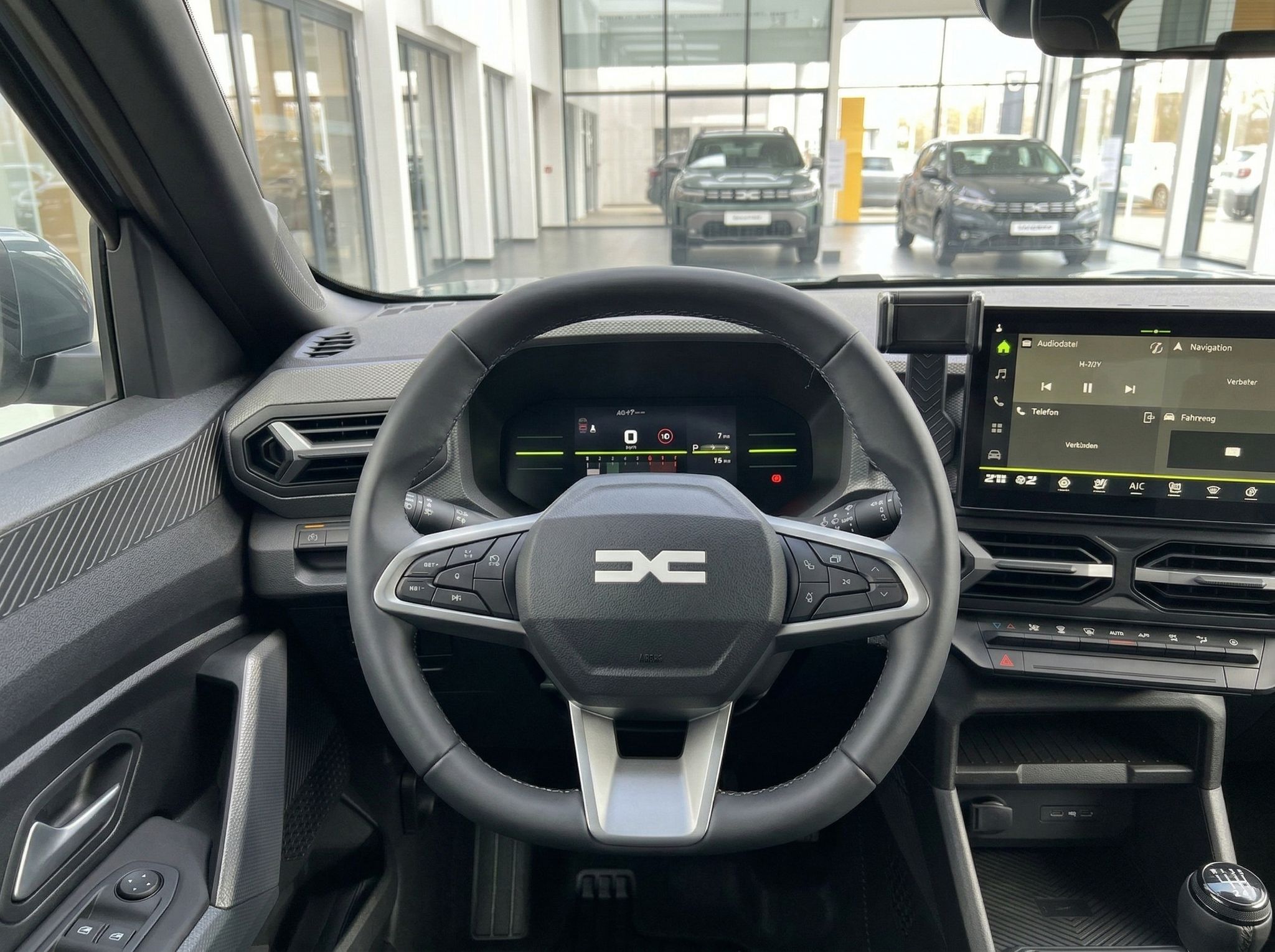 Fahrzeug Cockpit mit Lenkrad und digitalem Infotainment-System