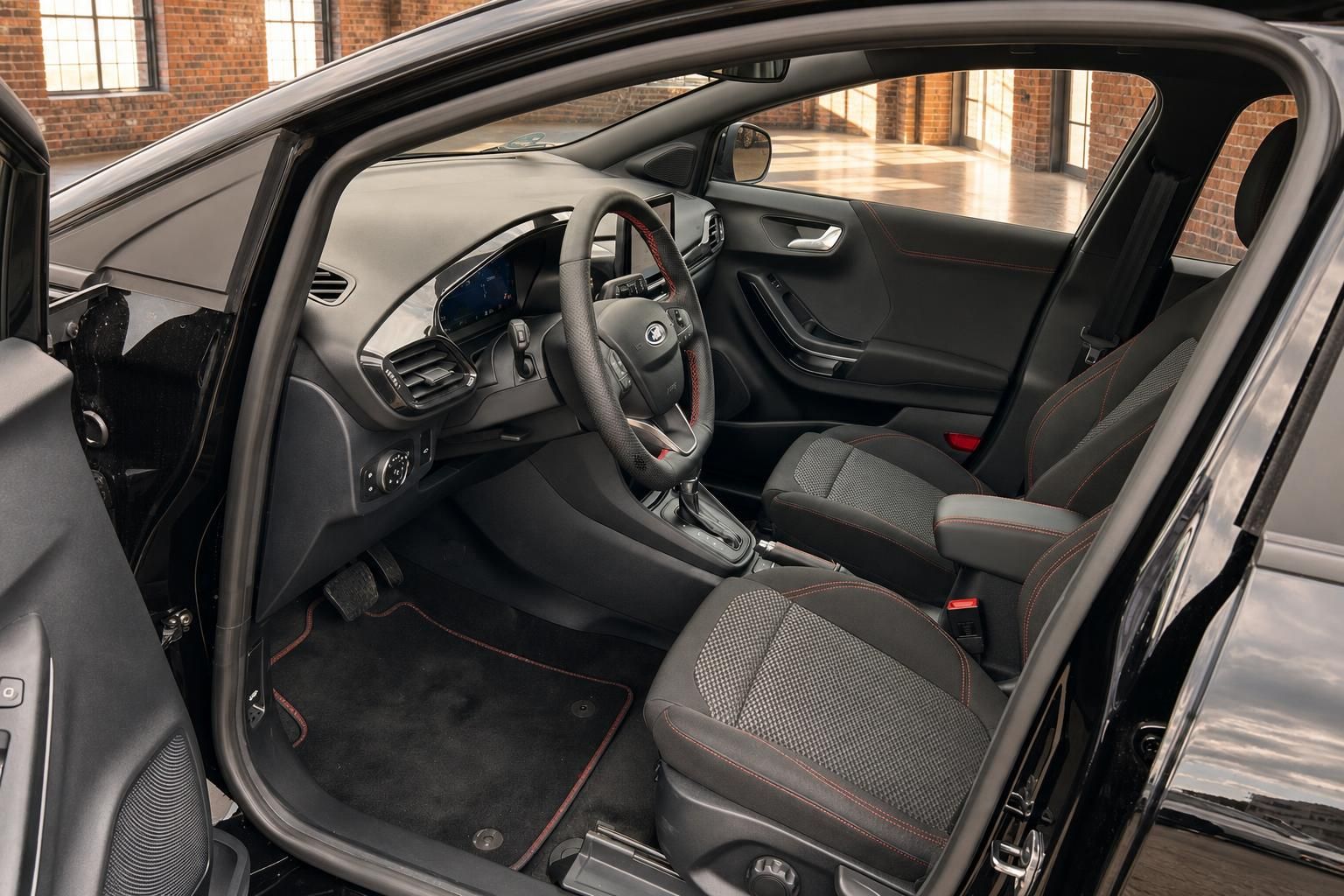 Ford Puma Innenraum schwarz mit Sportlenkrad, roten Ziernähten und digitalem Cockpit
