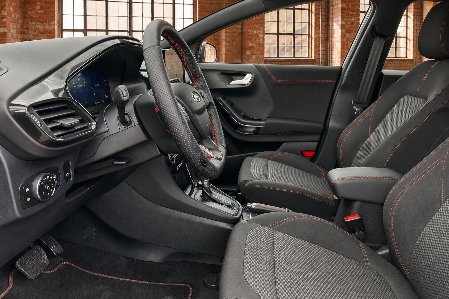 Ford Fiesta Innenraum – Fahrersitz und Beifahrersitz mit roter Kontrastnaht und Sportlenkrad