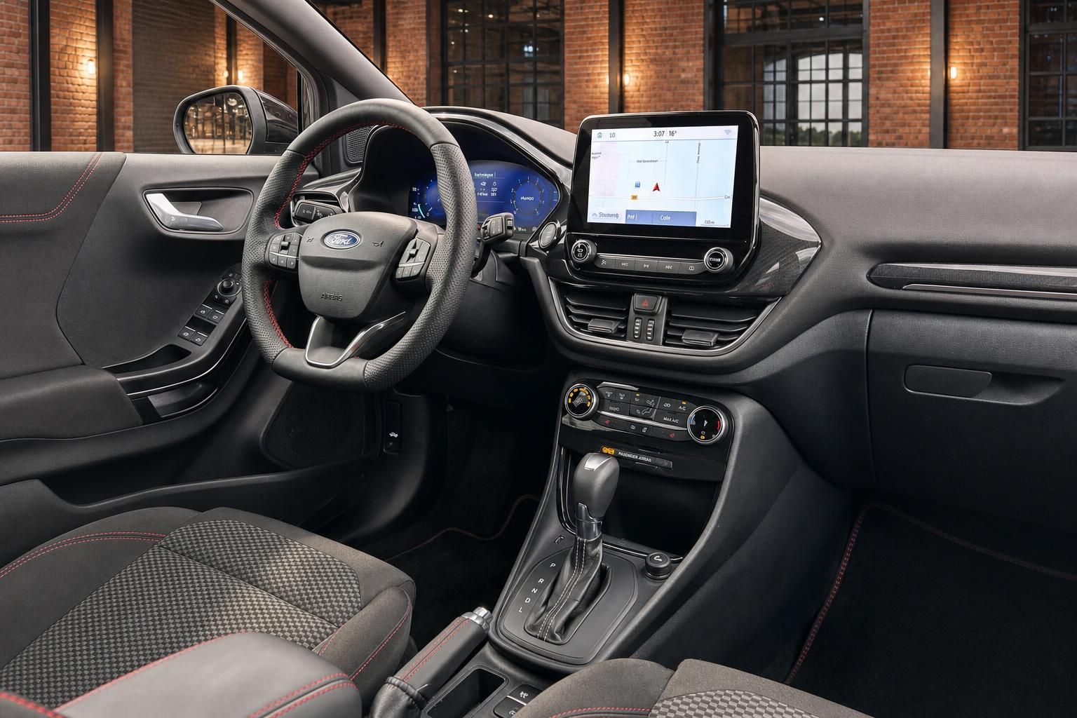 Ford Fiesta Innenraum – Cockpit mit Lenkrad, Automatikgetriebe und Touchscreen-Navigation