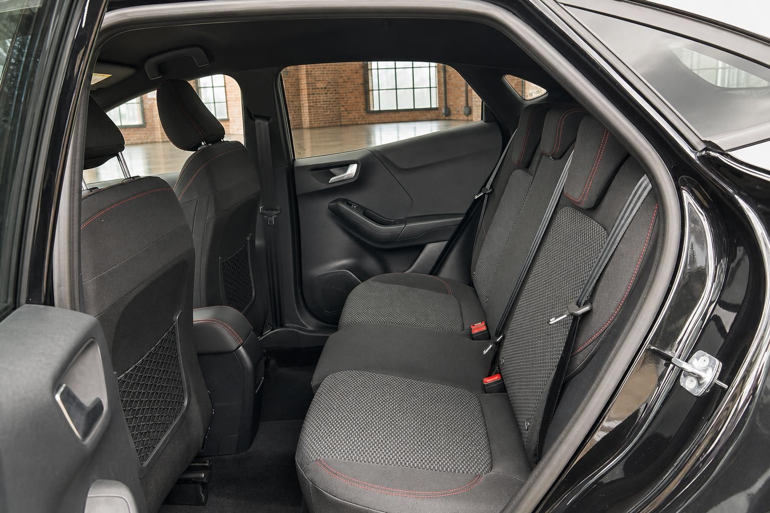 Ford Fiesta Rücksitzbank – schwarze Stoffsitze mit roter Kontrastnaht und geräumigem Fond