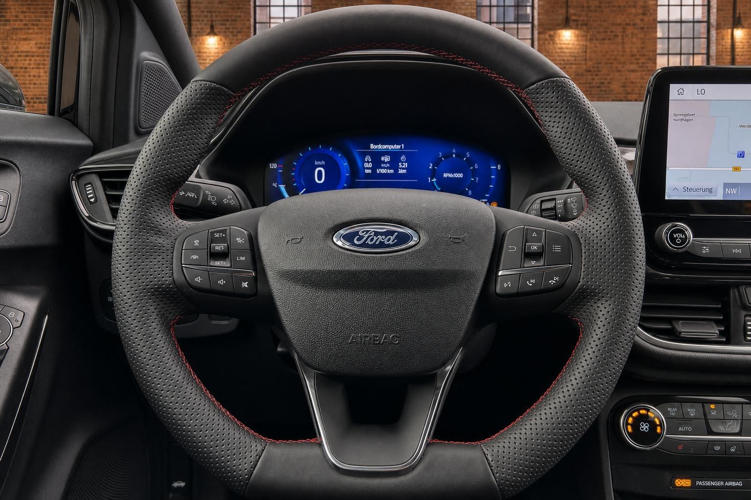 Ford Fiesta Lenkrad – perforiertes Sportlenkrad mit Ford-Logo, roter Naht und Multifunktionstasten