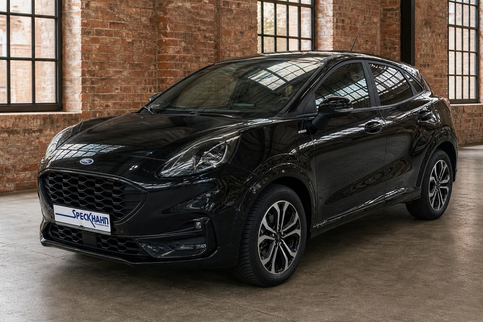 Ford Puma ST-Line schwarz Frontansicht schräg rechts mit Leichtmetallfelgen im Showroom