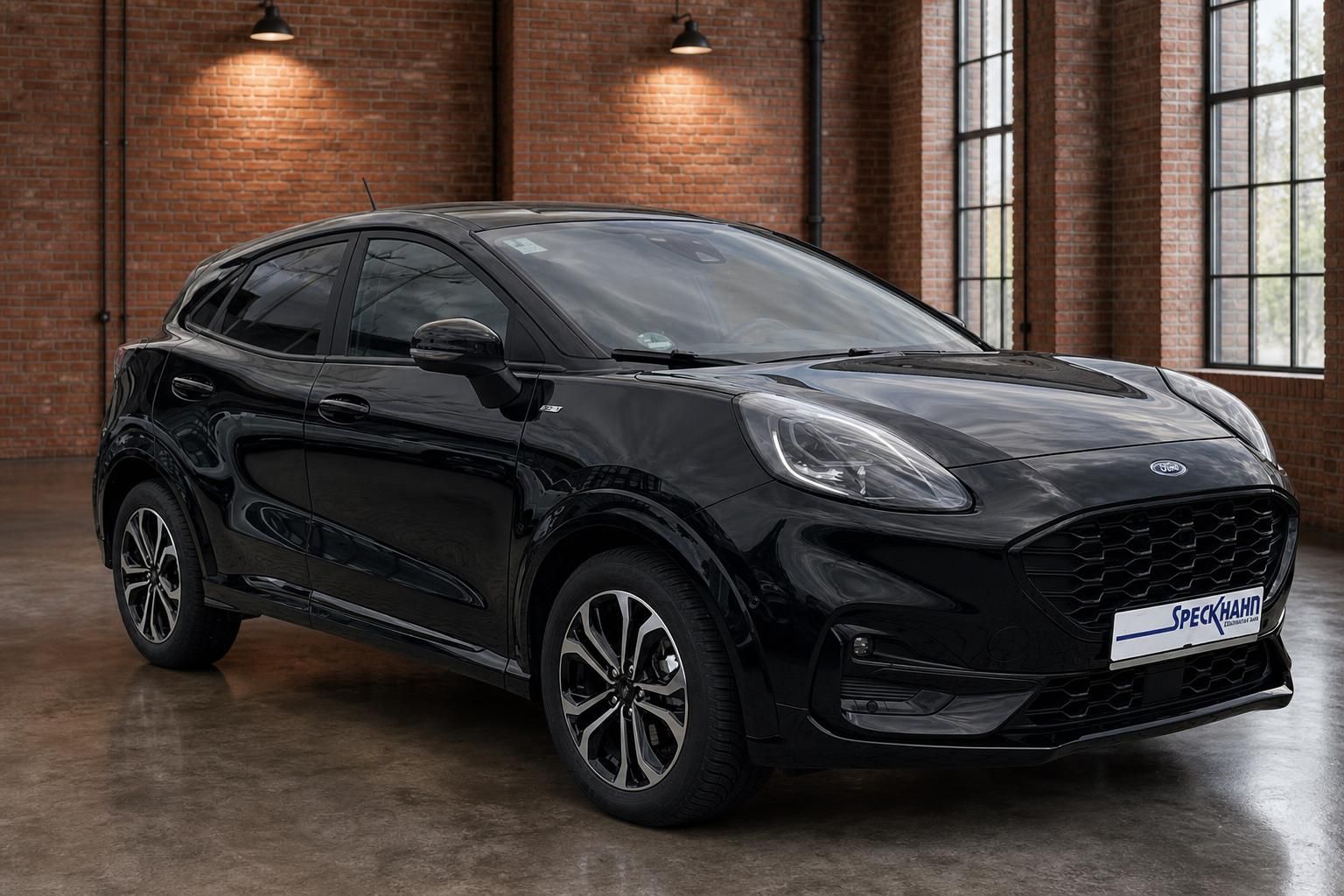 Ford Puma ST-Line schwarz Frontansicht schräg links im Showroom