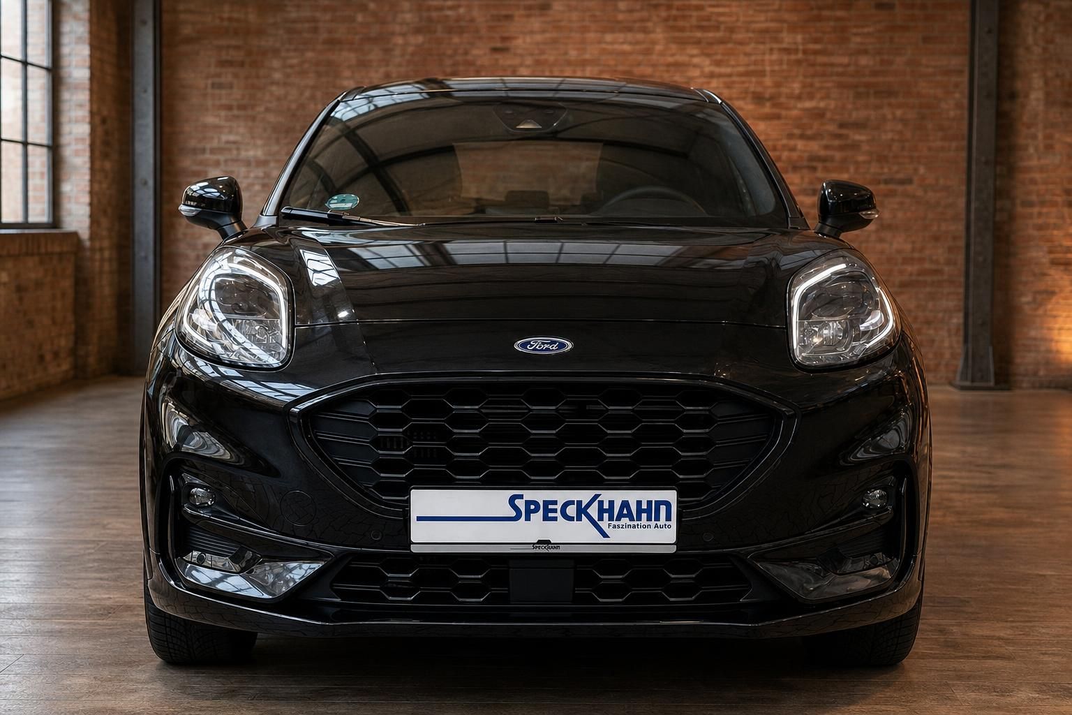 Ford Puma schwarz Frontansicht im Showroom – SUV-Coupé mit LED-Scheinwerfern