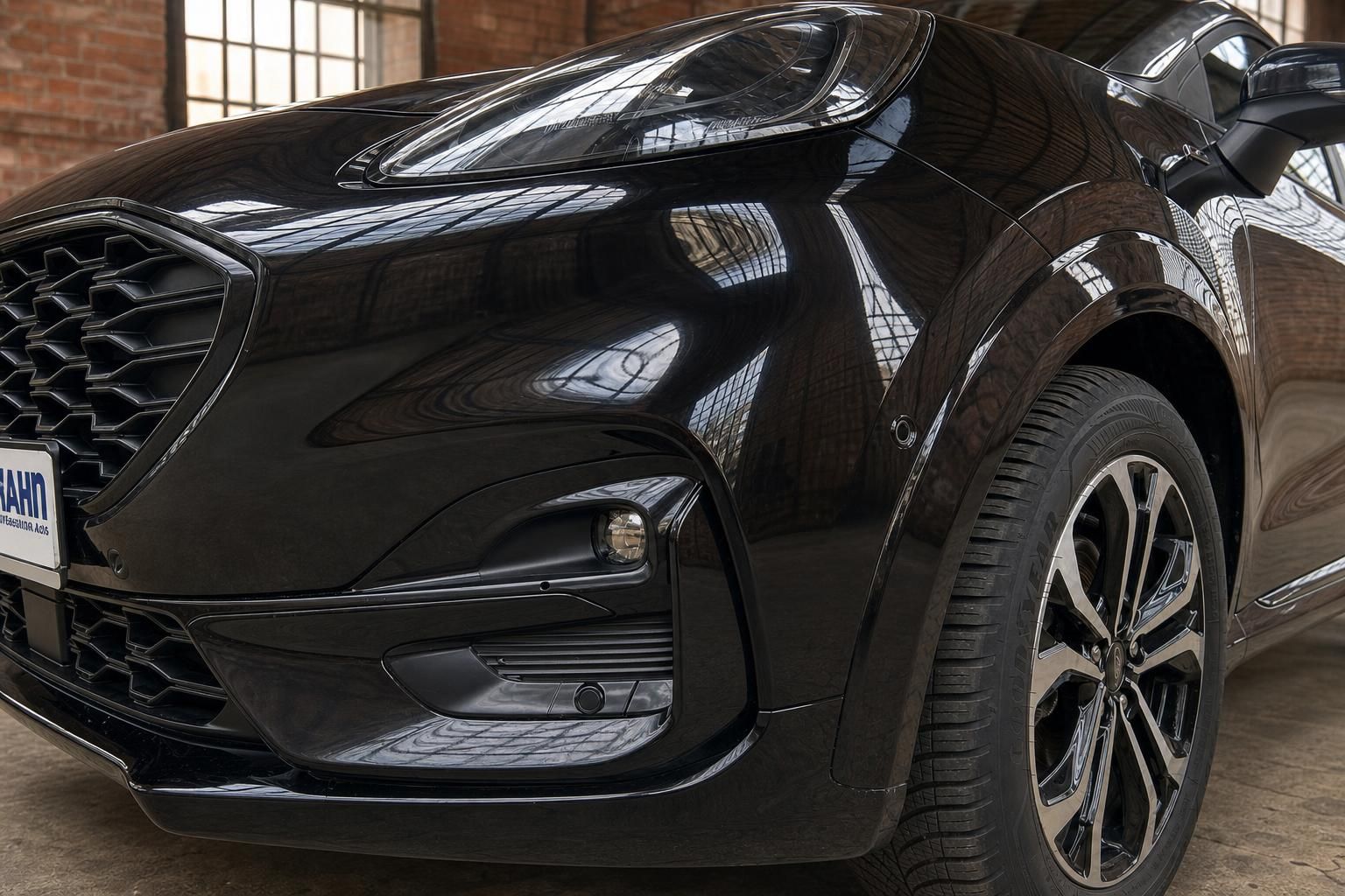 Ford Puma schwarz Frontdetail mit Nebelscheinwerfer und Alufelge – Nahaufnahme