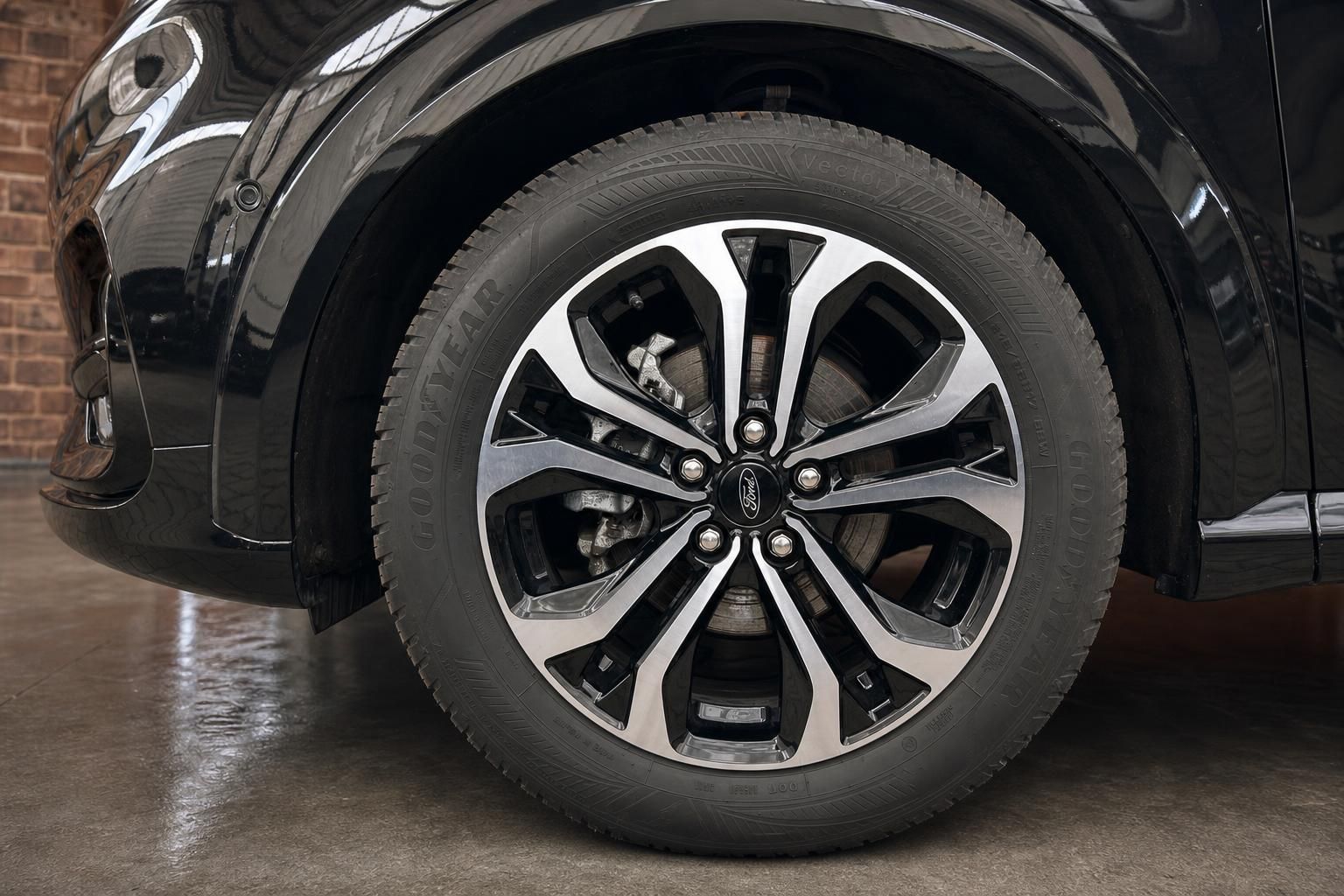 Ford Puma Alufelge schwarz poliert mit Goodyear-Reifen – Detailansicht Rad