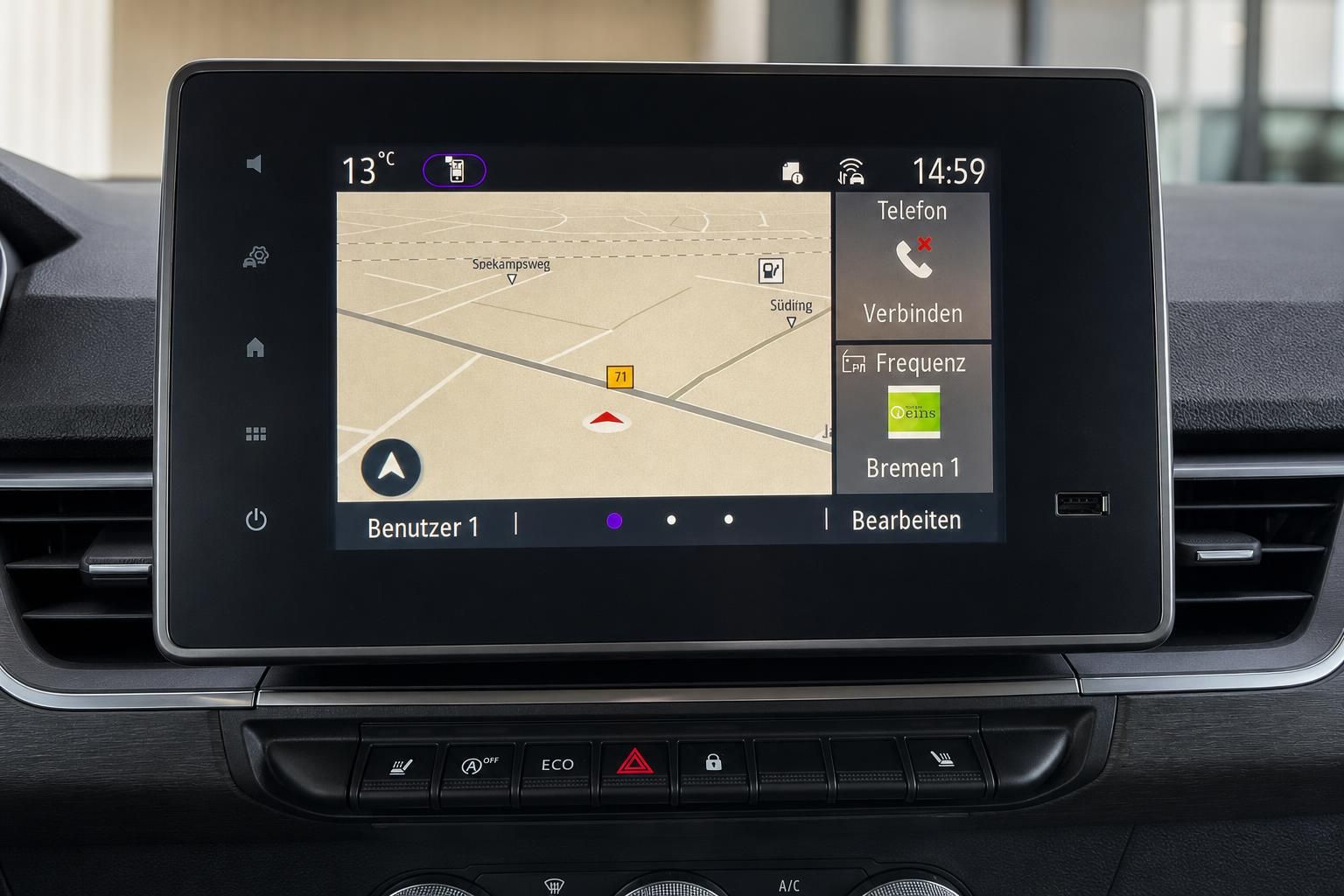 Touchscreen-Display mit Navigationssystem und Telefonfunktion im Fahrzeug