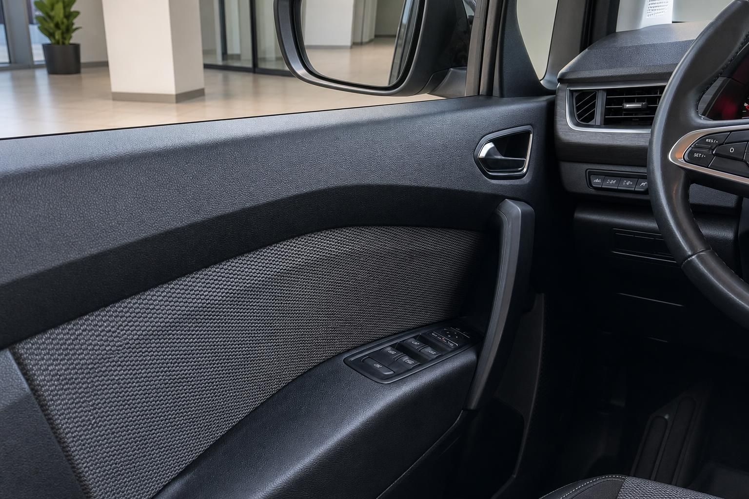 Fahrzeuginnenraum mit schwarzen Sitzen und Armaturenbrett - Detailansicht der Innenausstattung
