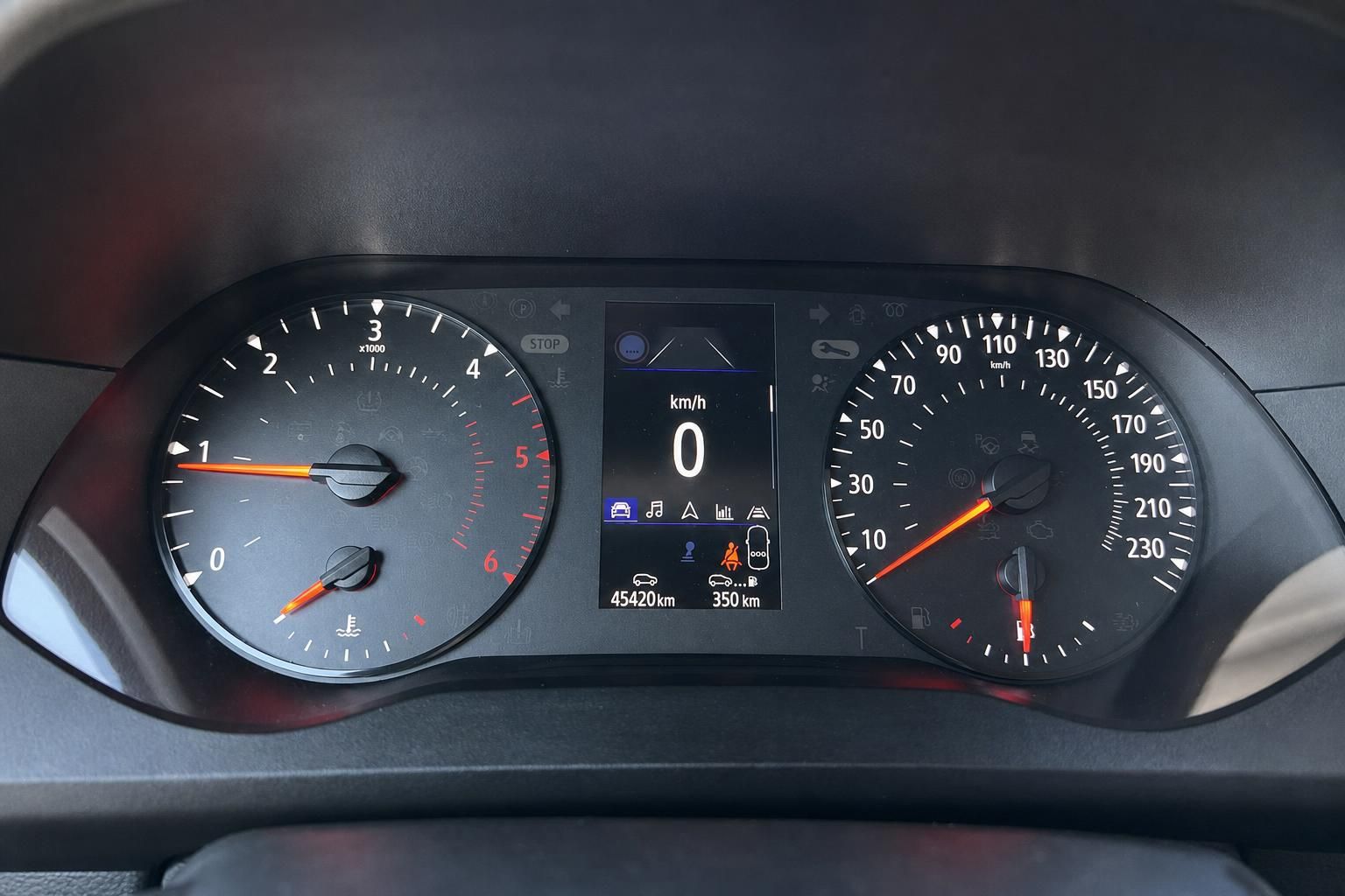 Kombiinstrument mit Tacho, Drehzahlmesser und digitalem Display, 45420 km