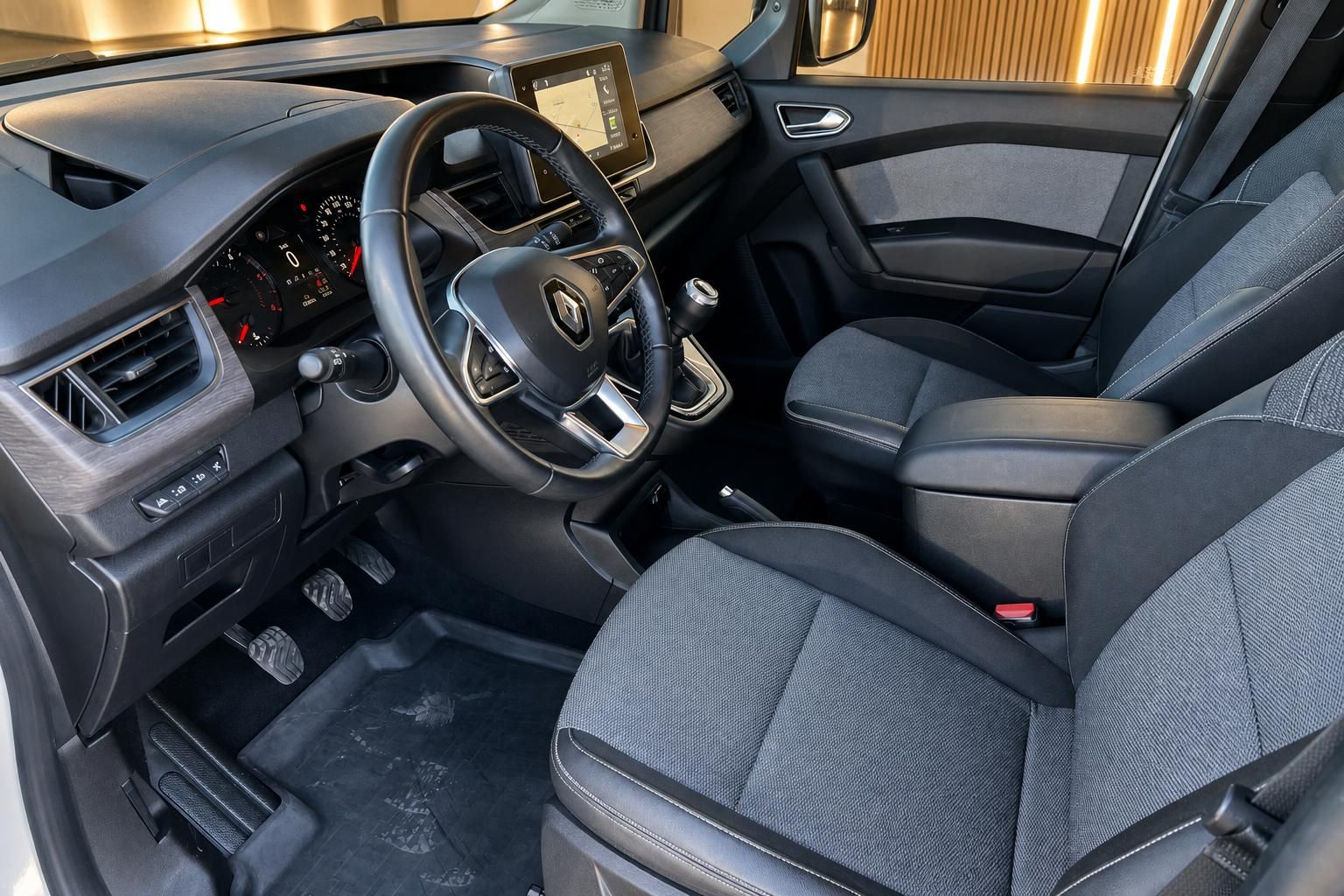 Renault Kangoo Innenraum schwarz mit Fahrersitz und Lenkrad Detailansicht