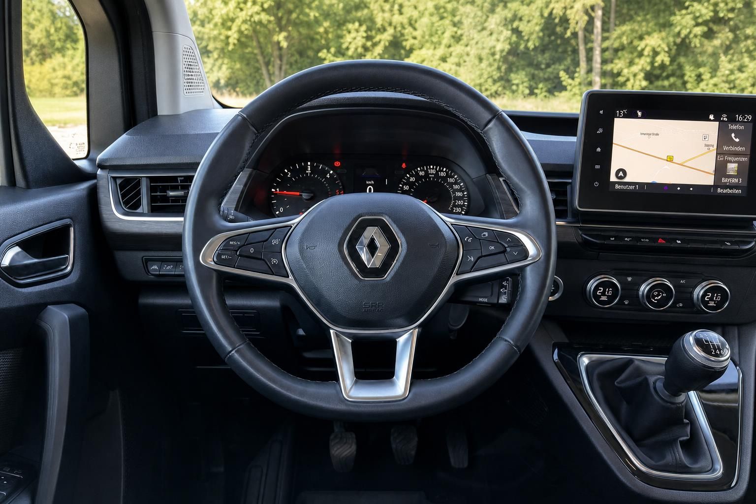 Renault Innenraum mit Lenkrad, Armaturenbrett und Touchscreen-Display