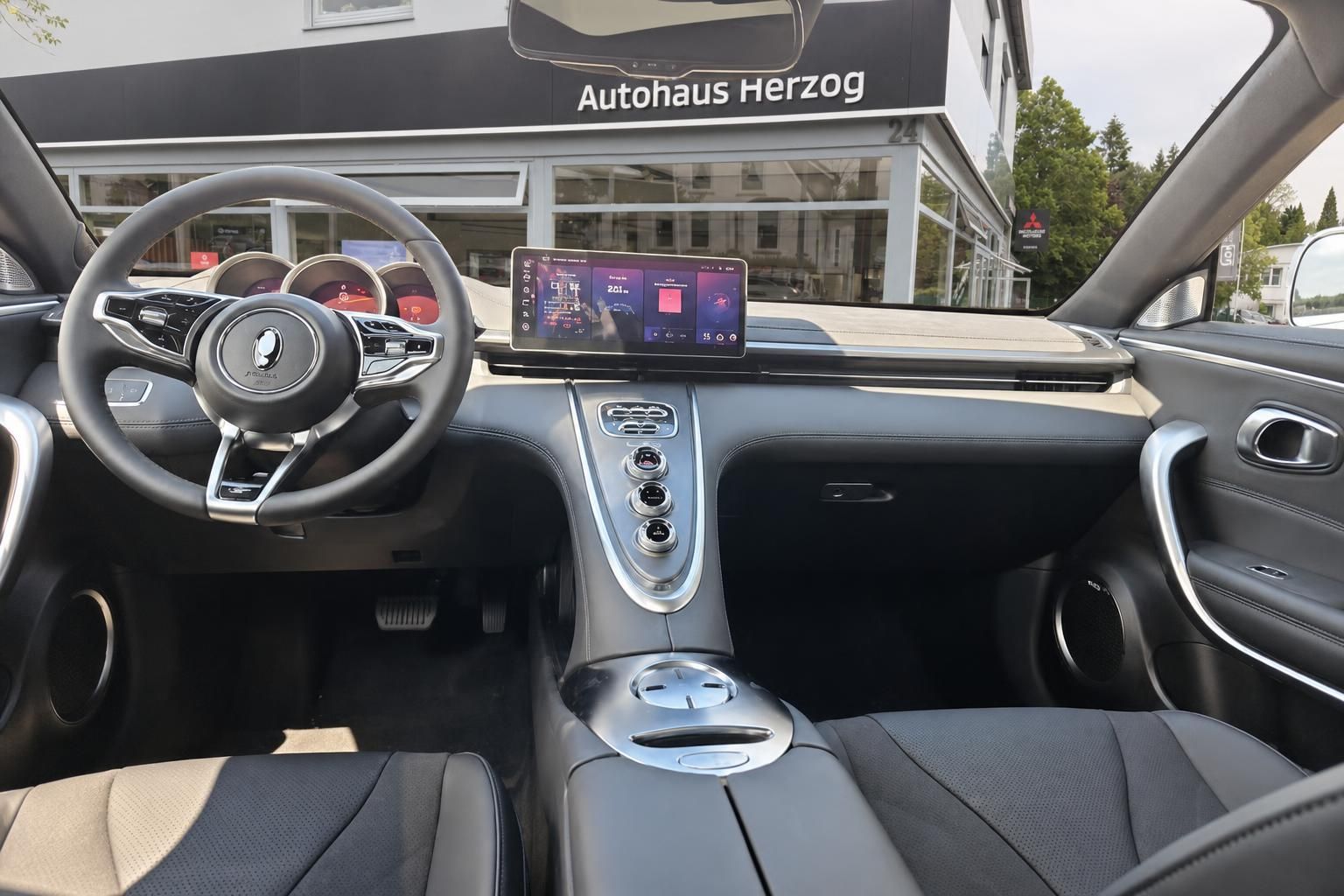 Porsche Fahrzeug Innenraum mit Panoramadach - modernes Dashboard mit Touchscreen und schwarzer Lederausstattung