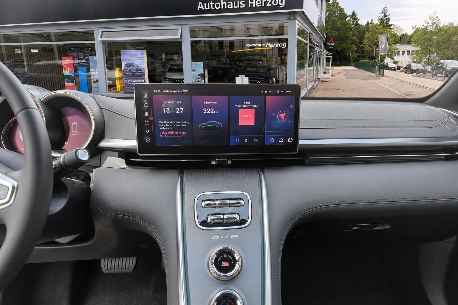 Fahrzeug-Infotainment System mit Navigationsdisplay und Klimasteuerung im Armaturenbrett
