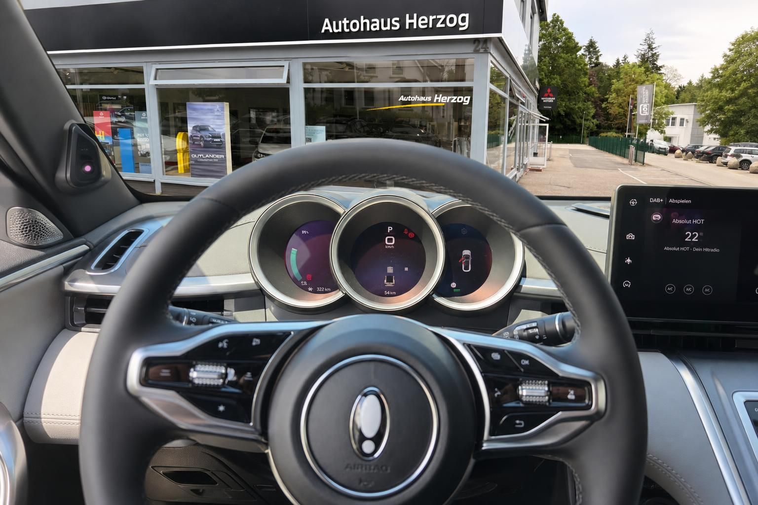 Modernes Cockpit mit digitalem Tacho und Touchscreen - Fahrerplatz Innenansicht