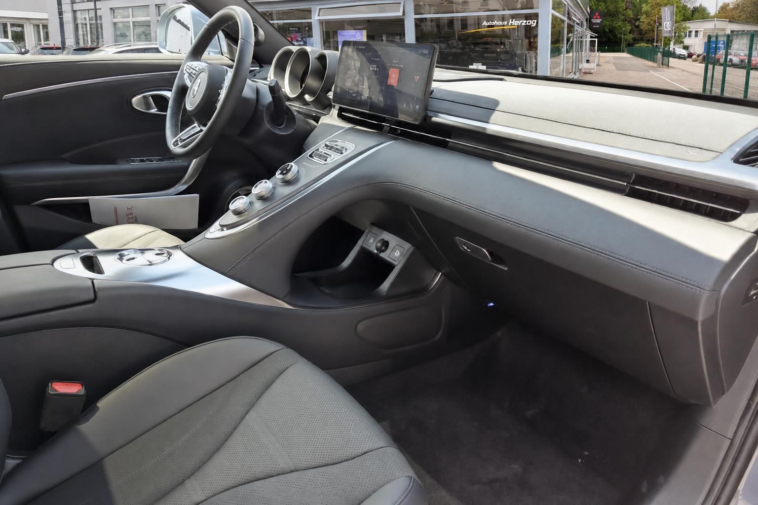 Luxuriöser Fahrzeuginnenraum mit Mittelkonsole und Premium-Ausstattung - Beifahrerseite