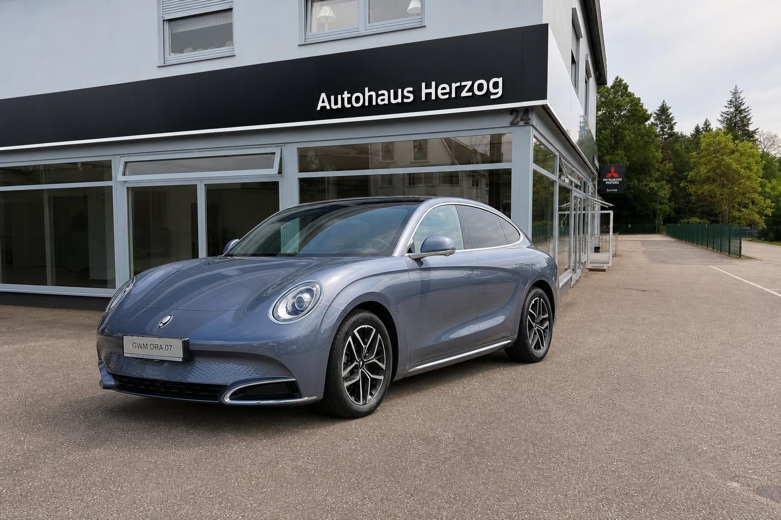 ORA Elektrofahrzeug grau metallic Frontansicht beim Autohaus Herzog - moderne E-Mobilität