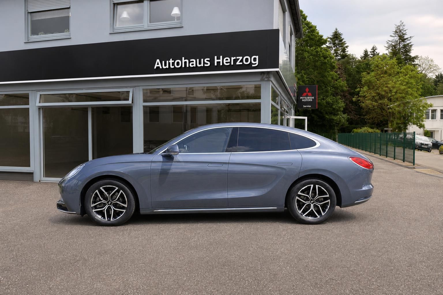 ORA Limousine grau metallic Seitenansicht links - elegante Elektro-Limousine mit Sportfelgen
