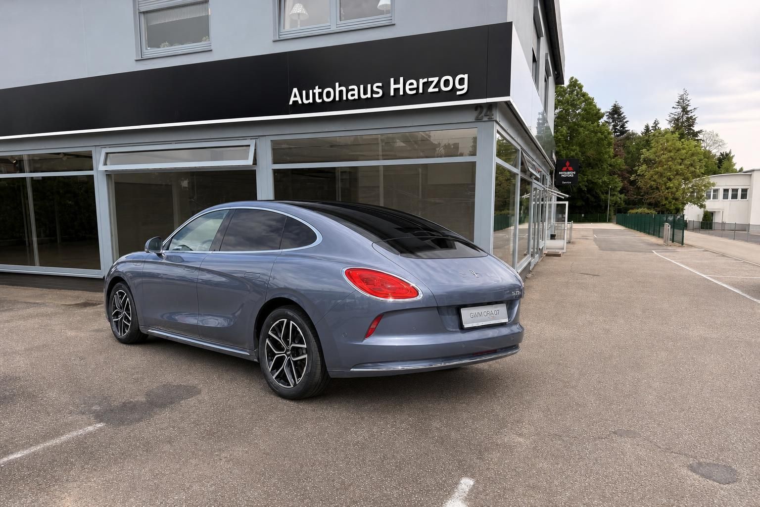 ORA Elektrofahrzeug grau Heck-Seitenansicht rechts - moderne E-Auto Silhouette mit Panoramadach