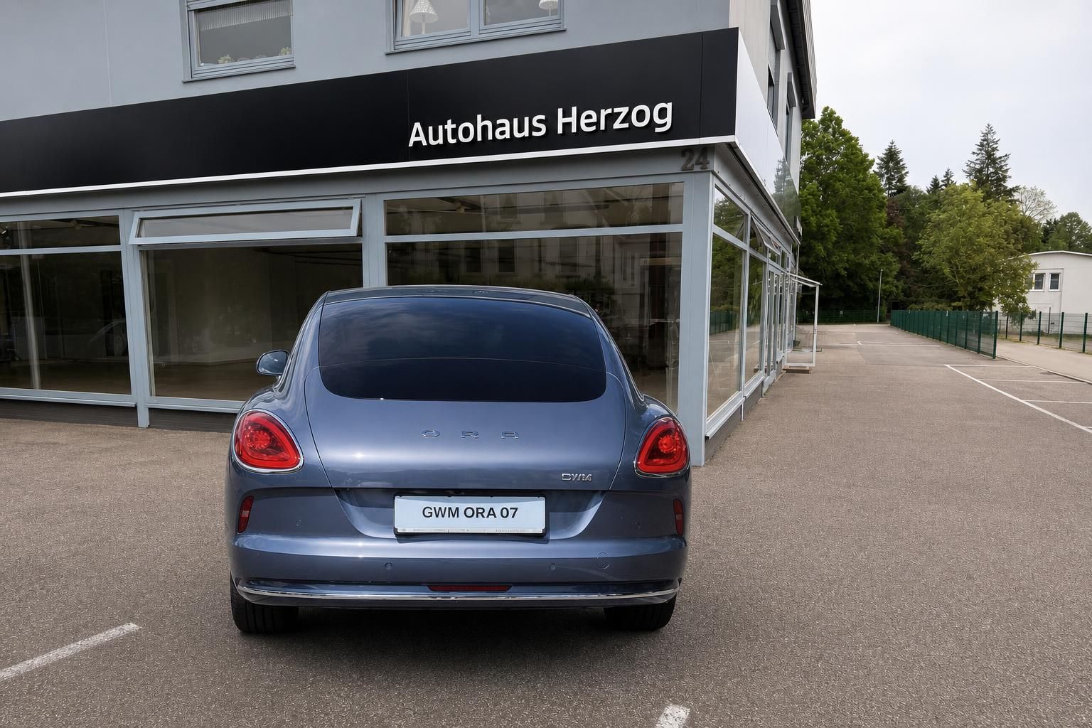 ORA Elektroauto grau Heckansicht mit Kennzeichen GWM ORA 07 - umweltfreundliches Fahrzeug