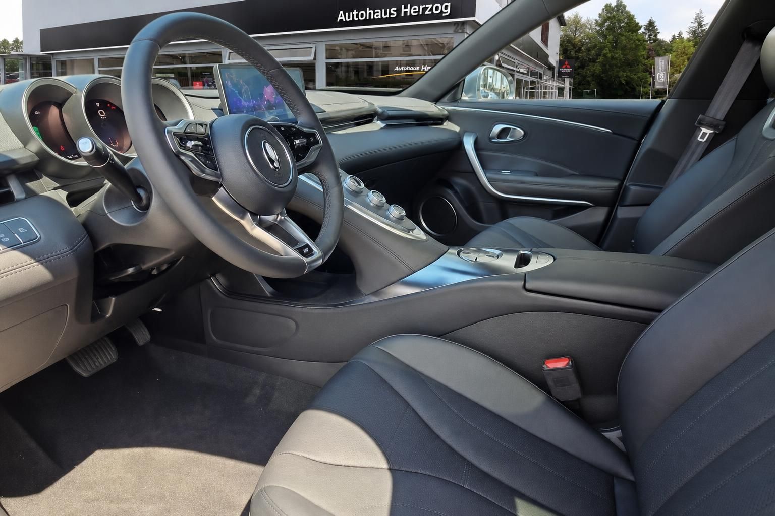 Porsche Fahrzeug Innenraum mit schwarzem Leder - modernes Cockpit mit Lenkrad und digitalen Anzeigen