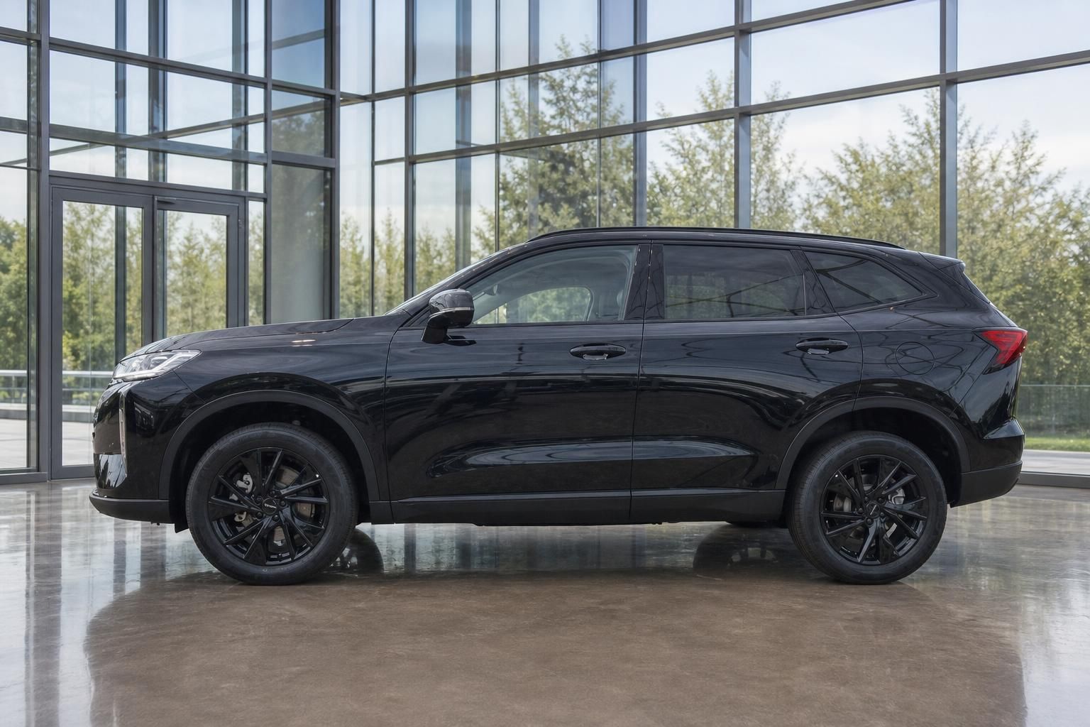 GWM Haval H6 SUV in Schwarz, Seitenansicht im Showroom