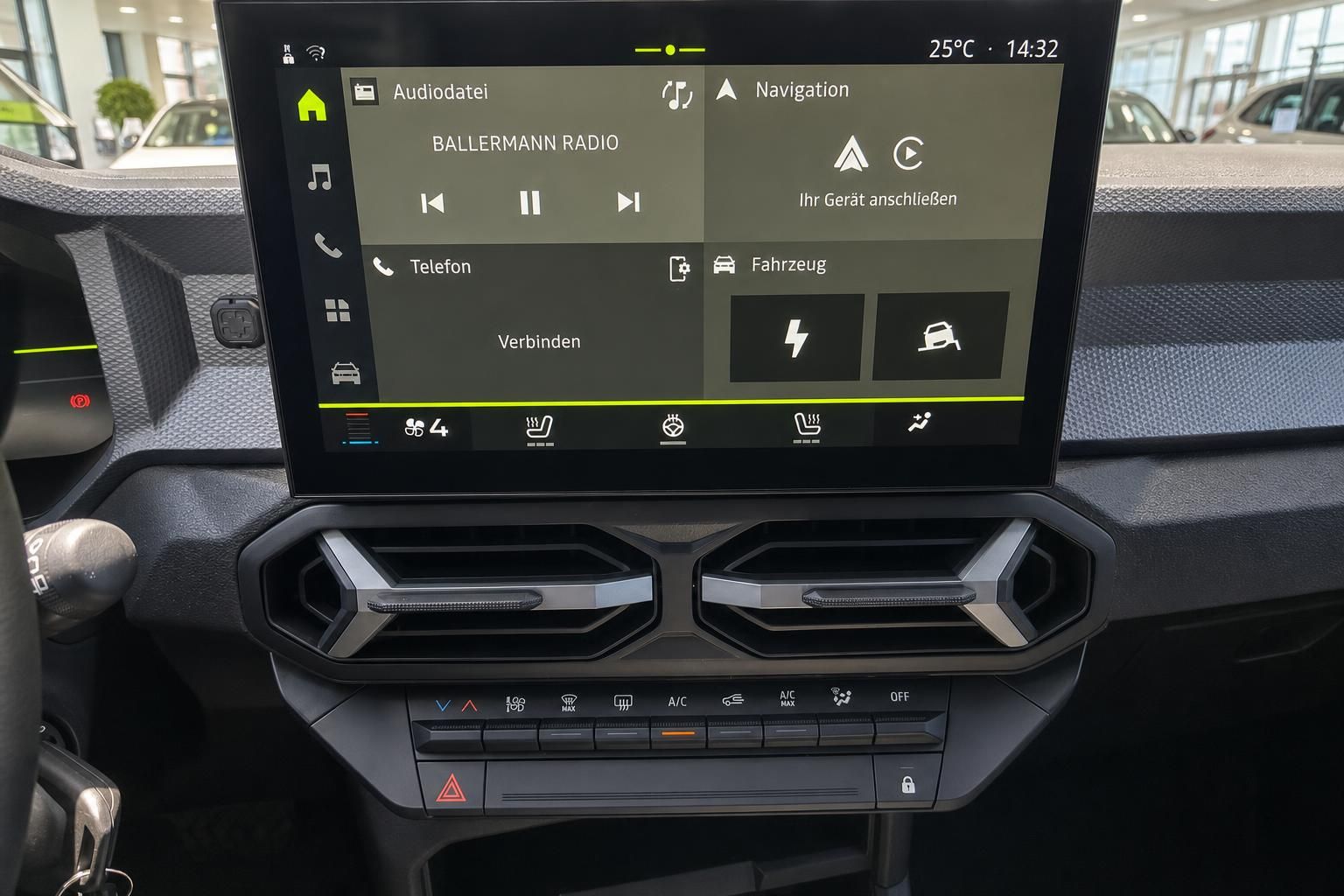 Infotainment-System mit Navigation und Klimaanlage im Fahrzeug-Cockpit