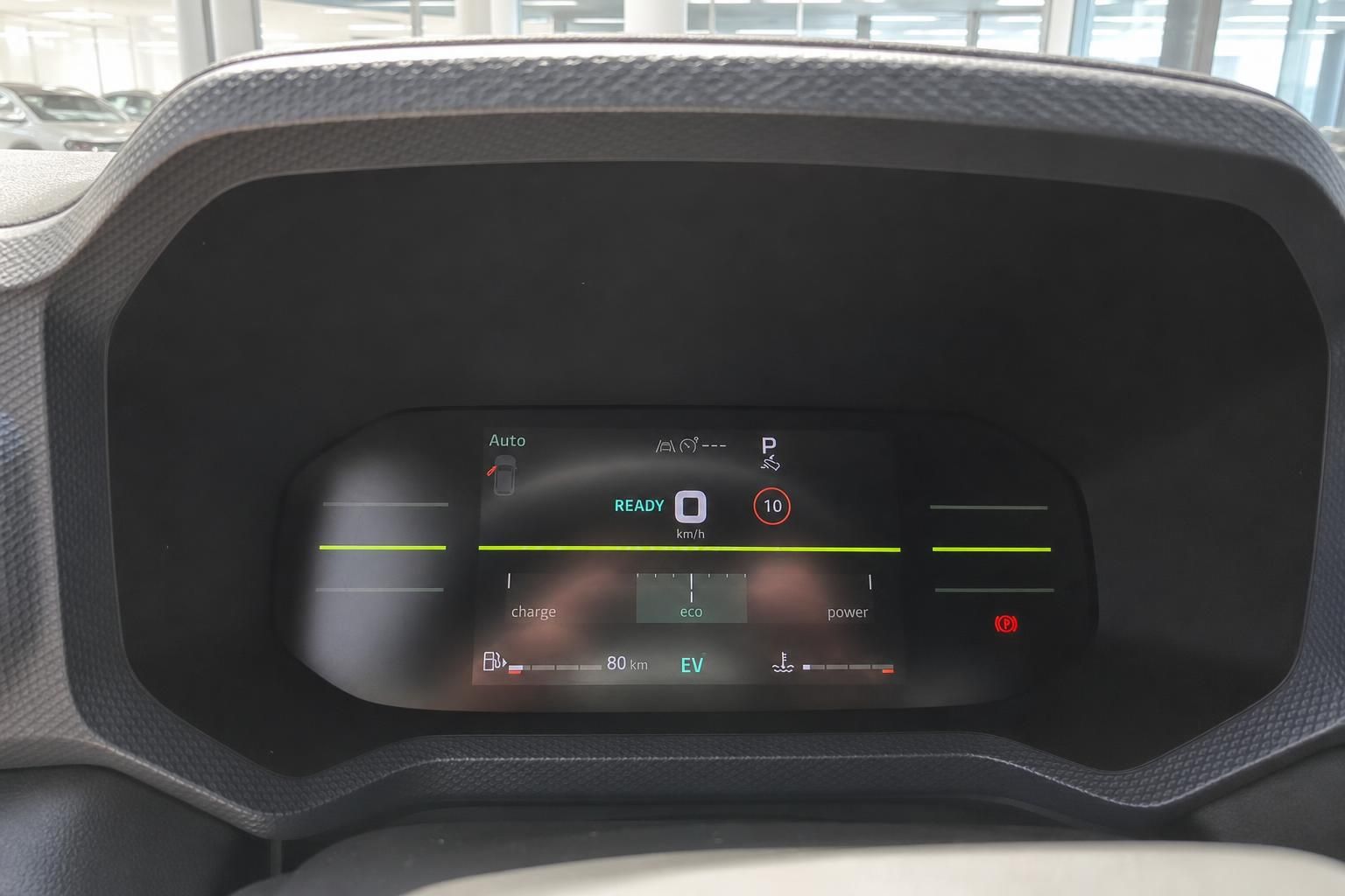 Digitales Armaturenbrett mit Elektrofahrzeug-Anzeige und Ladestatus im Fahrzeuginnenraum