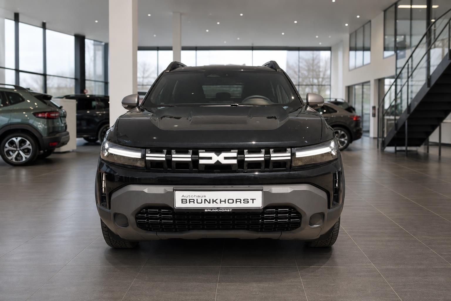 Dacia Duster SUV Frontansicht schwarz - Vorderseite mit LED-Scheinwerfern im Autohaus