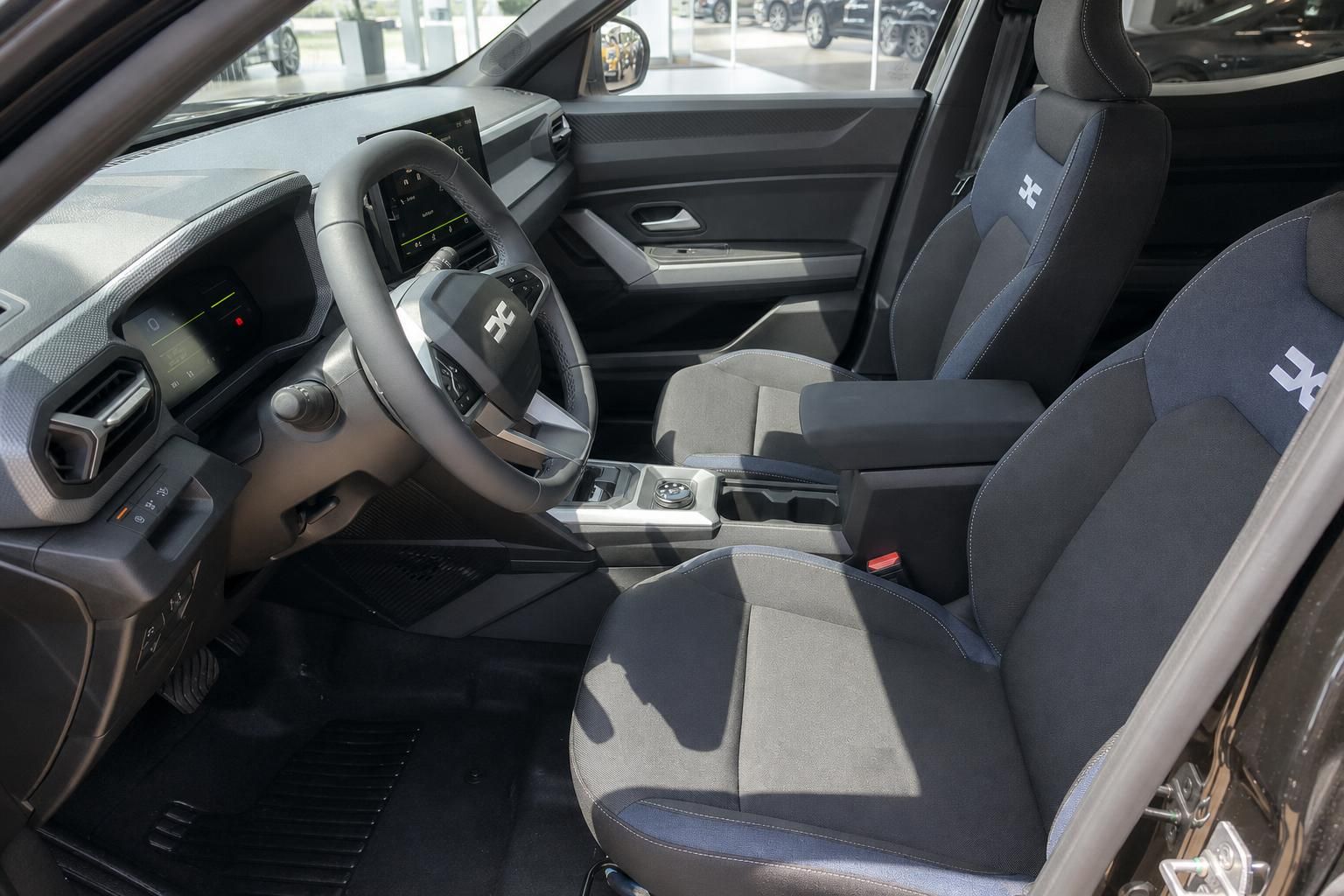 Dacia Innenraum Fahrersitz grau-schwarz - Cockpit mit Armaturenbrett und Sitzbezügen