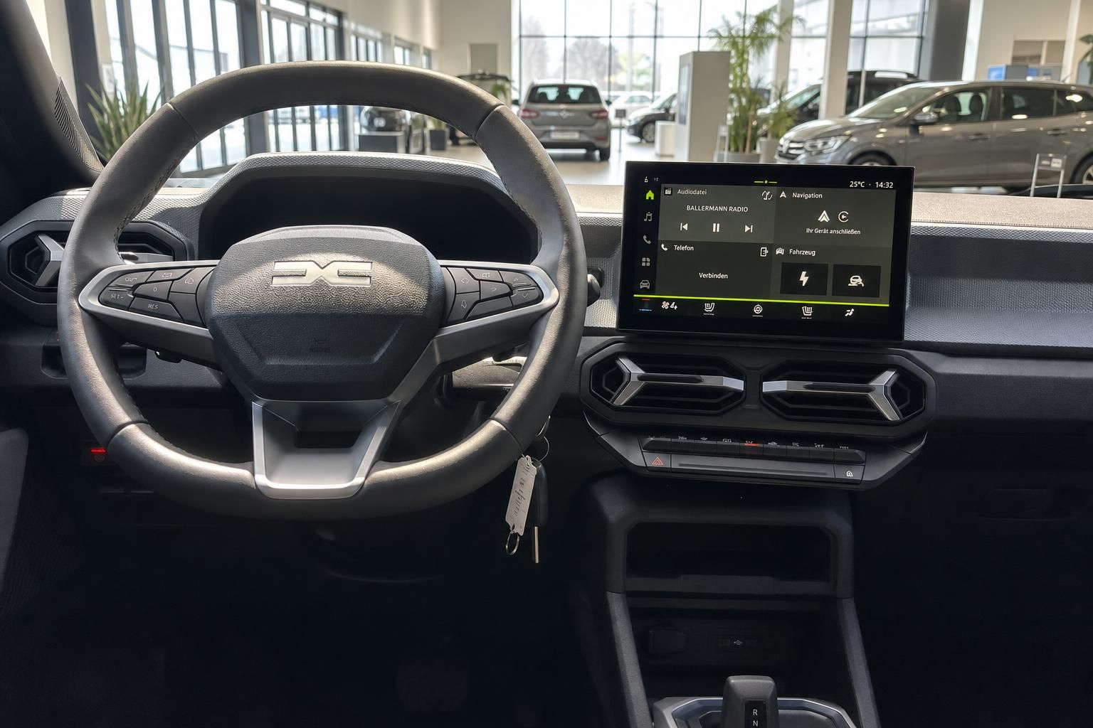 Armaturenbrett mit Touchscreen-Display und Lenkrad im modernen Fahrzeug