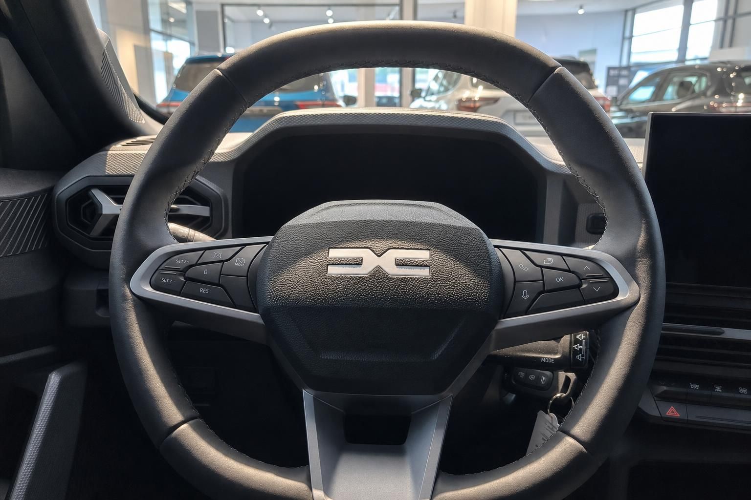 Dacia Lenkrad schwarz mit Multifunktionstasten - Cockpit Detail Innenraum Fahrzeug