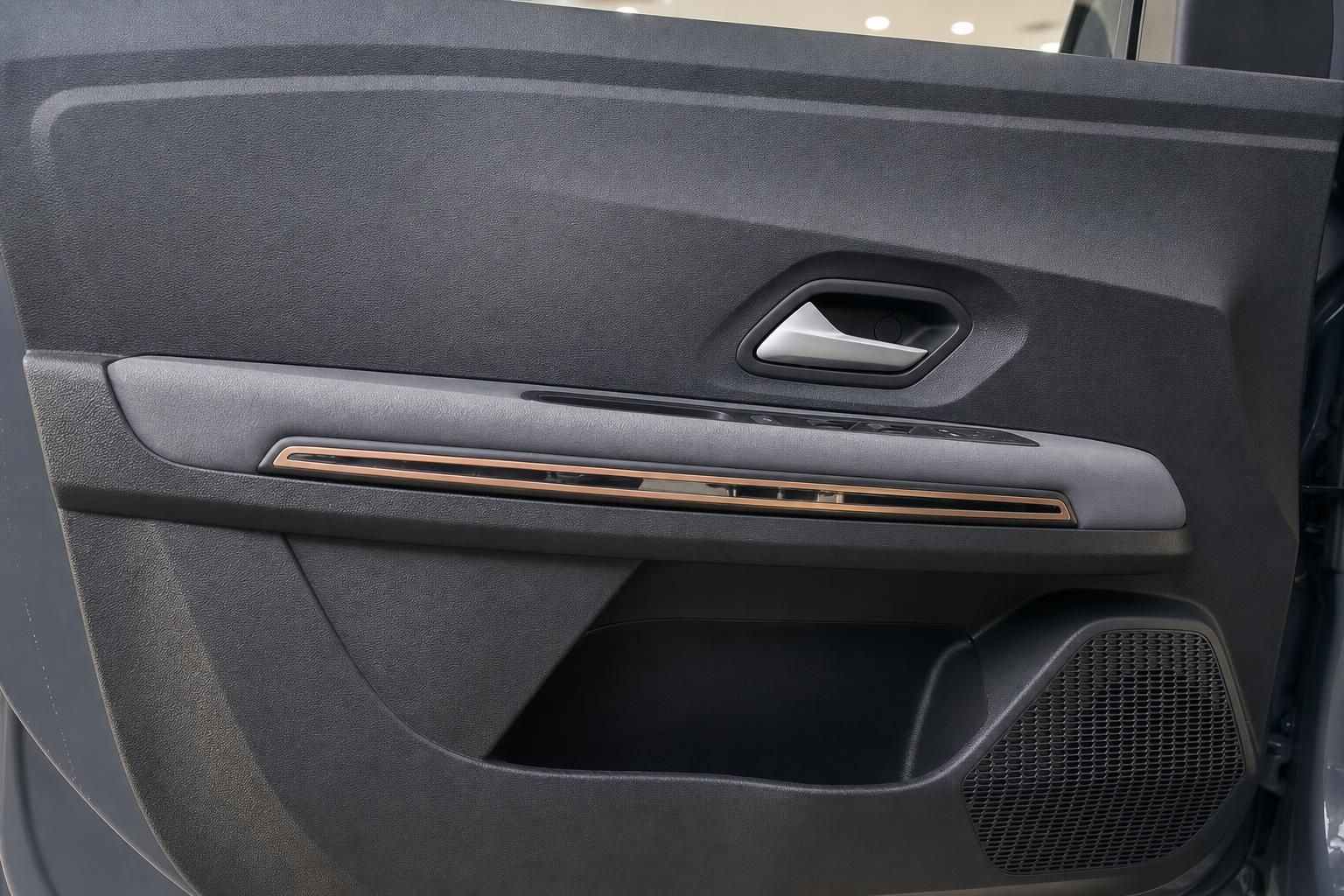 Türverkleidung mit Kupferdekor und Lautsprecherabdeckung im Fahrzeuginnenraum