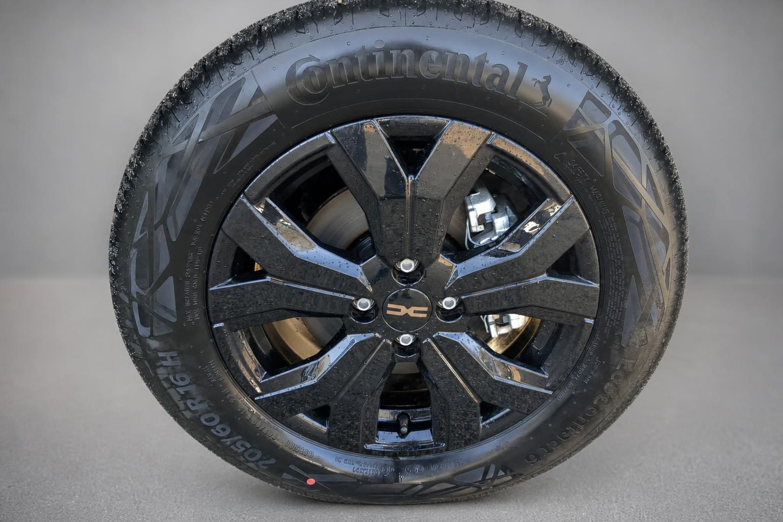 Schwarze Aluminiumfelge mit Continental Reifen - Detailaufnahme Fahrzeugfelge
