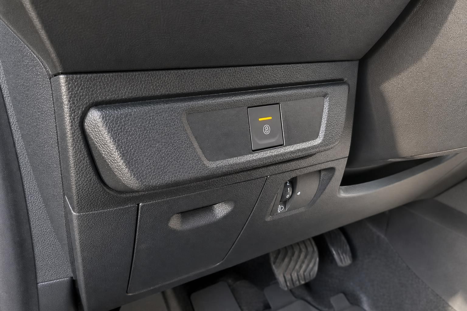 Fahrzeug Innenraum Handbremse und Bedienelemente - Cockpit Detail