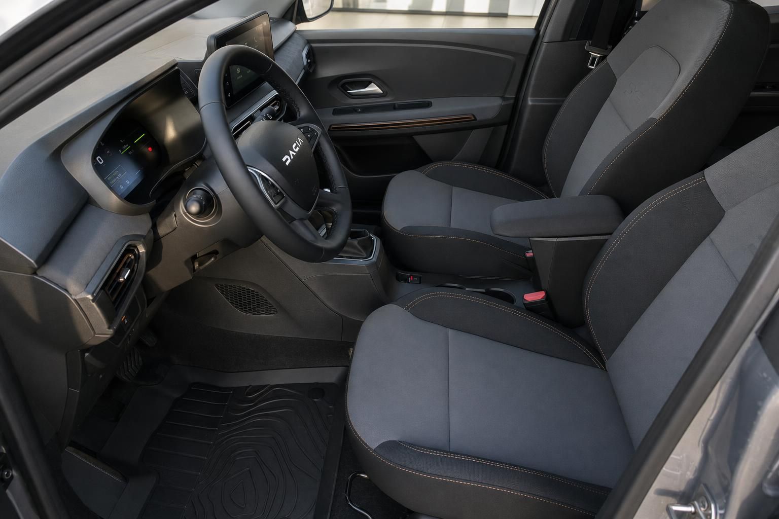Dacia Innenraum Fahrersitz und Cockpit mit Lenkrad und Instrumententafel